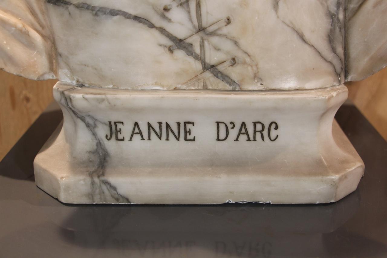 imposing bust of Joan of Arc in alabaster and marble, from the 19th century, attributed to Giuseppe Bessi. Marking on the base 