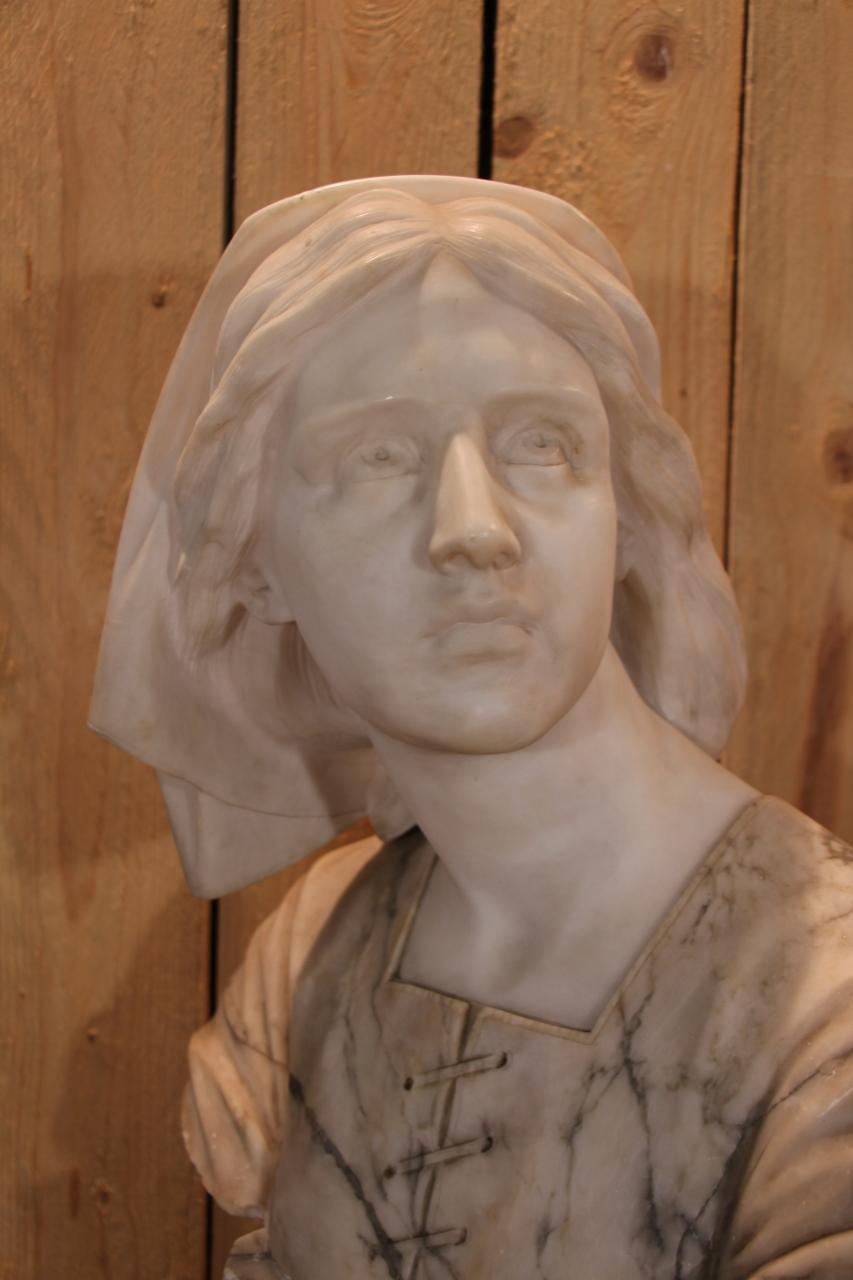 French Bust Of Joan Of Arc In Marble And Alabaster, 19th Century, Giuseppe Bessi For Sale