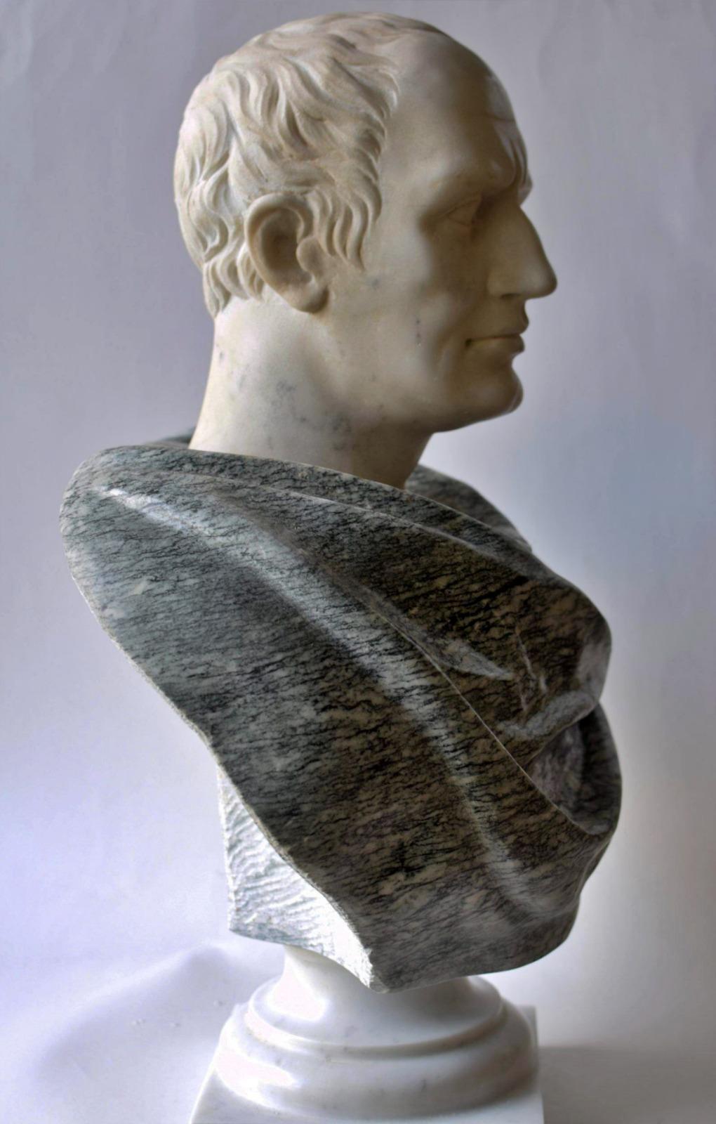 Hand-Crafted Bust of Julius Caesar carved on Cipollino Apuan Marble end 20th Century For Sale