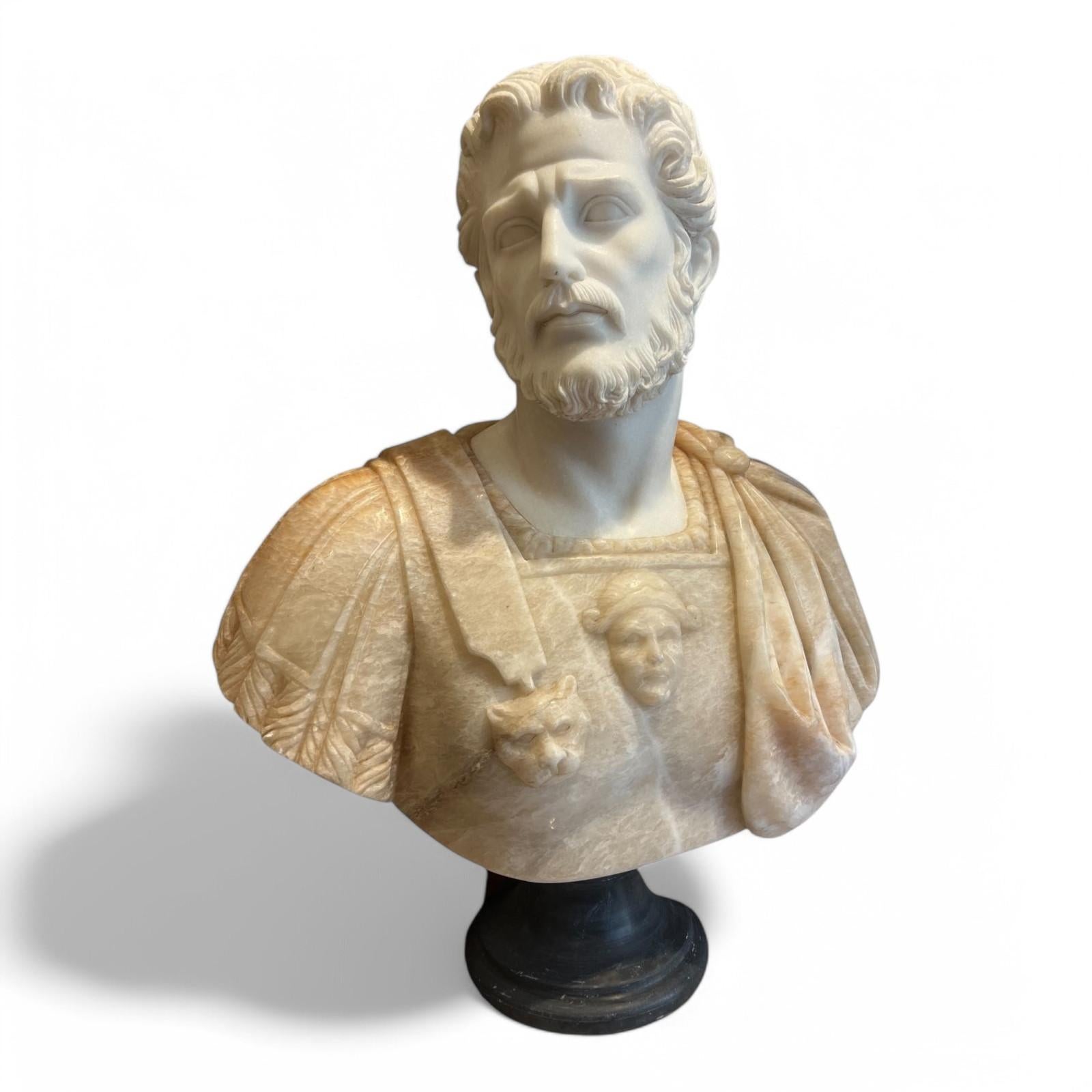 Aggiungi un pezzo di storia alla tua collezione con questo raffinato busto di Marco Aurelio, scolpito in puro marmo bianco e onice arancione iridescente. Questo busto è una classica rappresentazione di uno dei leader più influenti dell'antichità,
