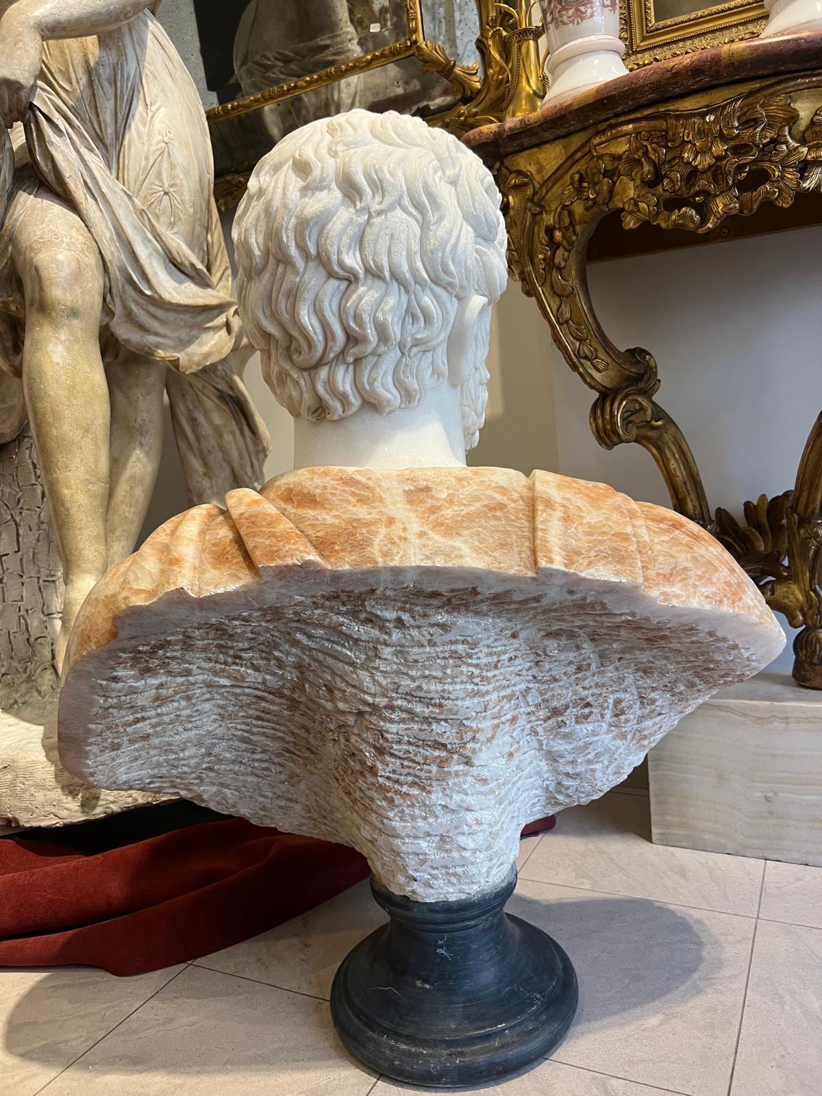 Intagliato a mano Busto di Marco Aurelio in marmo in marmo e onice, XX secolo in vendita