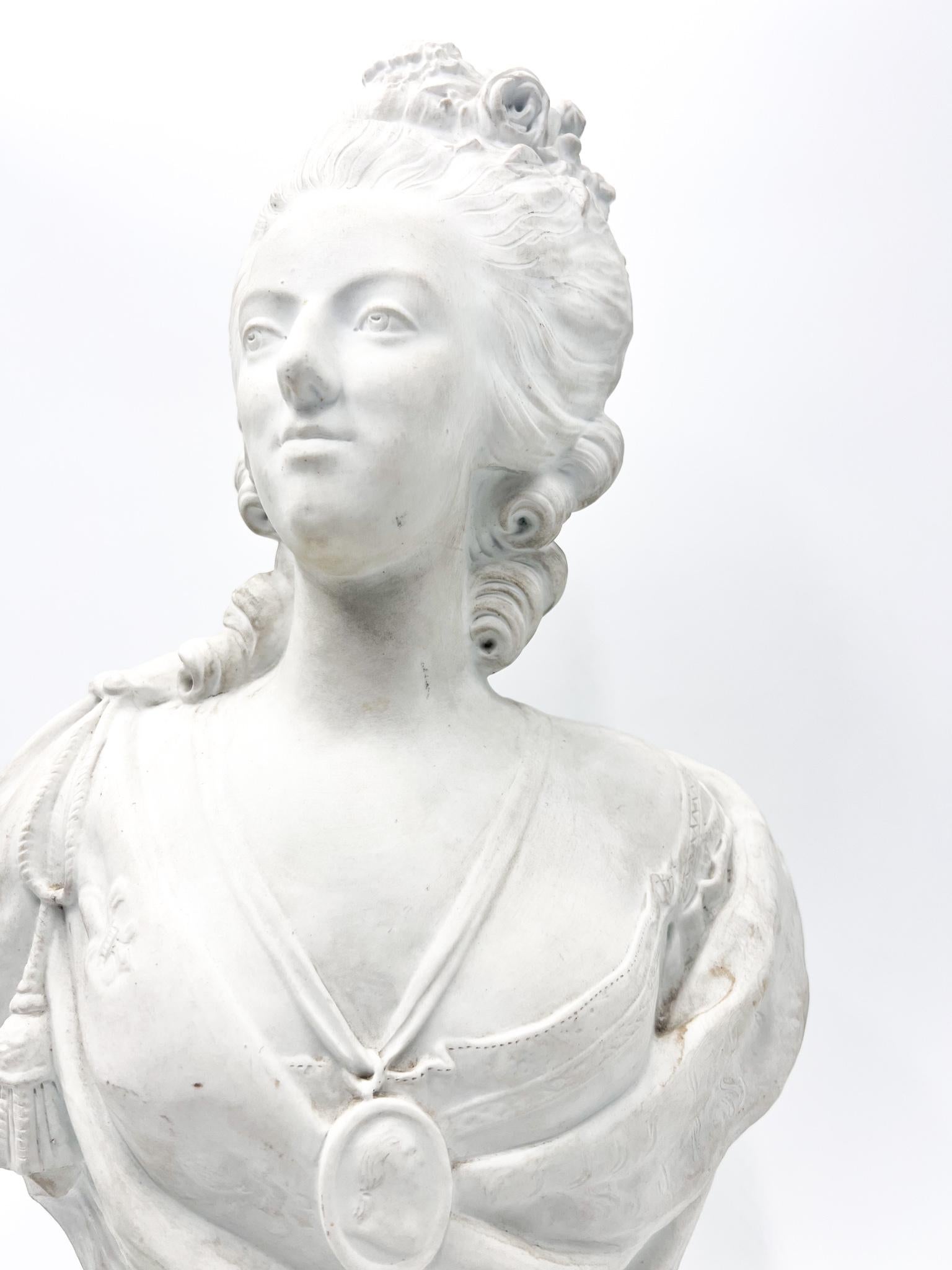 Bust of Marie Antoinette in Sevres Ceramic from the 1940s In Good Condition In Milano, MI