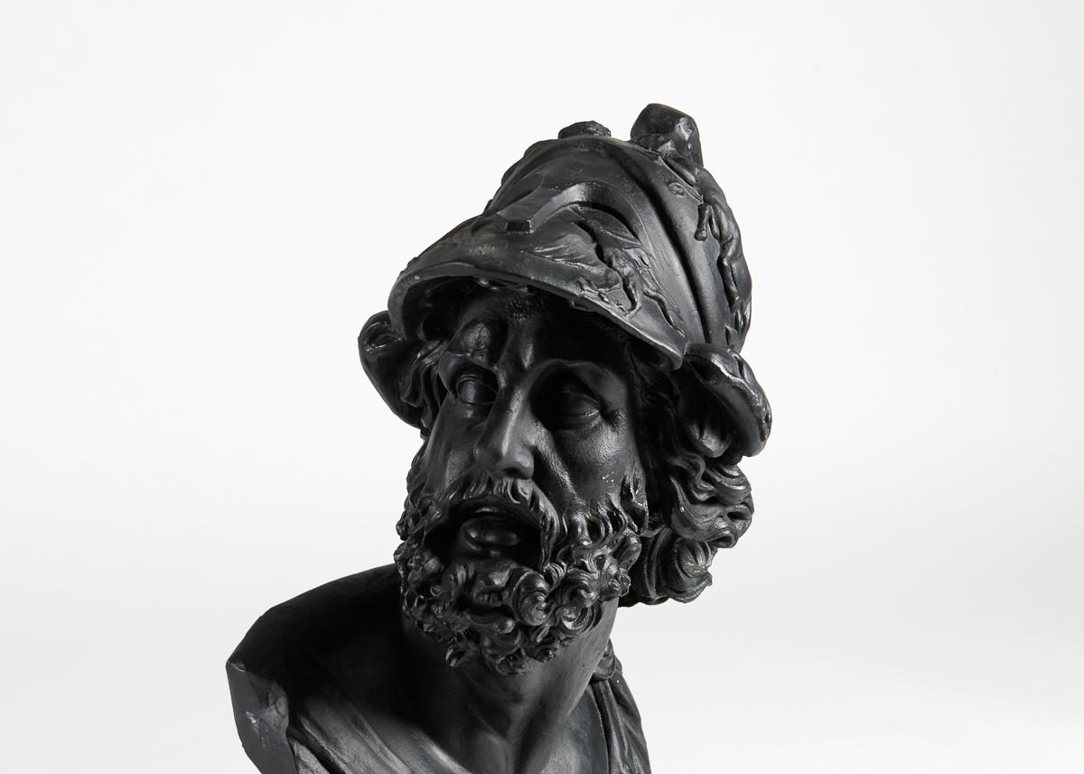 Modellato su un busto classico, l'eroe della guerra di Troia Menelao è raffigurato con capelli e barba riccamente arricciati e indossa un elmo con uccelli feroci e creature mitologiche. Dopo la copia romana nei Musei Vaticani.