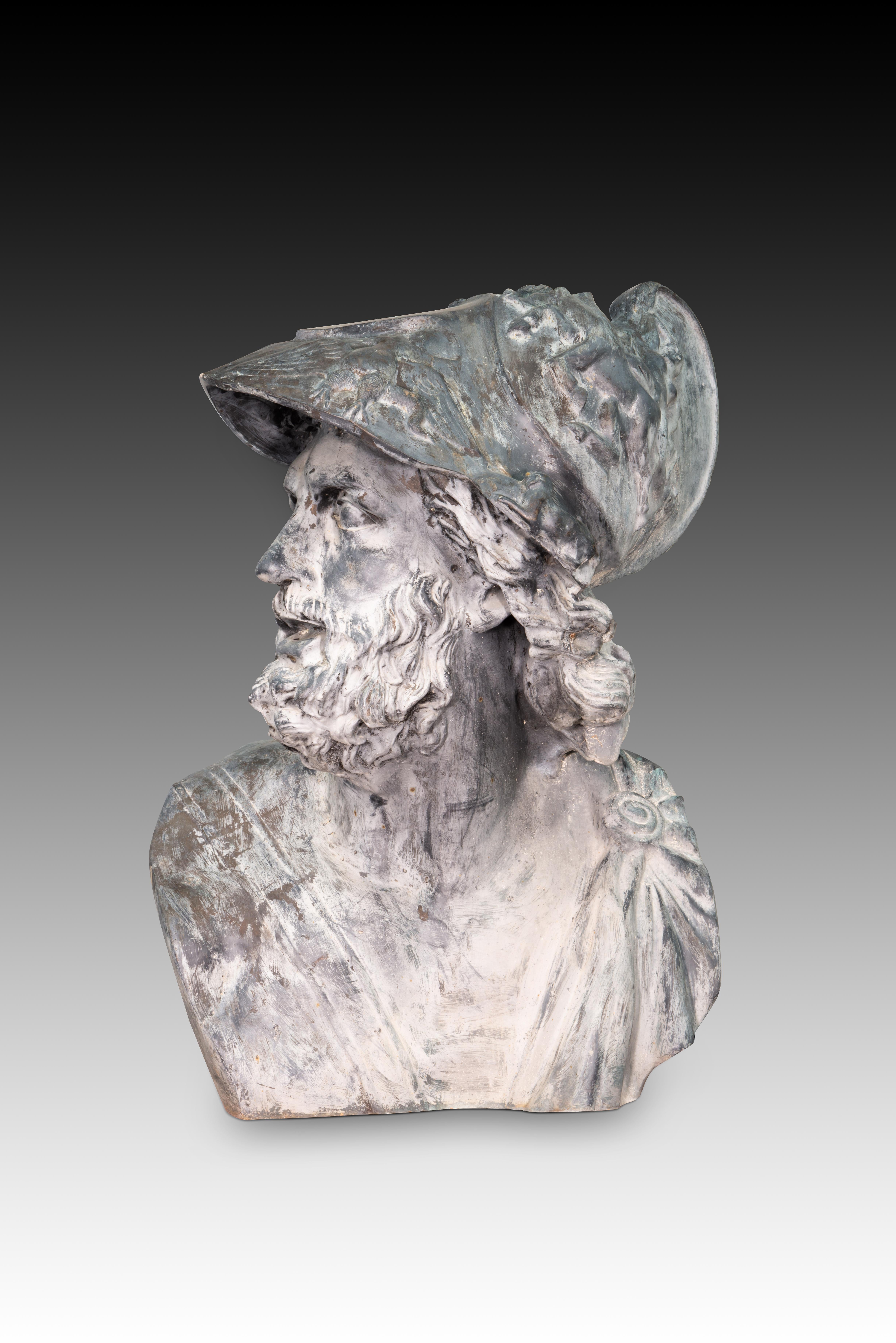 Buste de Menelaus ou Ajax (Pasquino Groupe). Bronze. Vingtième siècle. 
Buste en bronze représentant un homme barbu, vêtu d'une cape réunie dans une broche circulaire et d'une courroie sur l'autre épaule, et coiffé d'un casque décoré de reliefs.