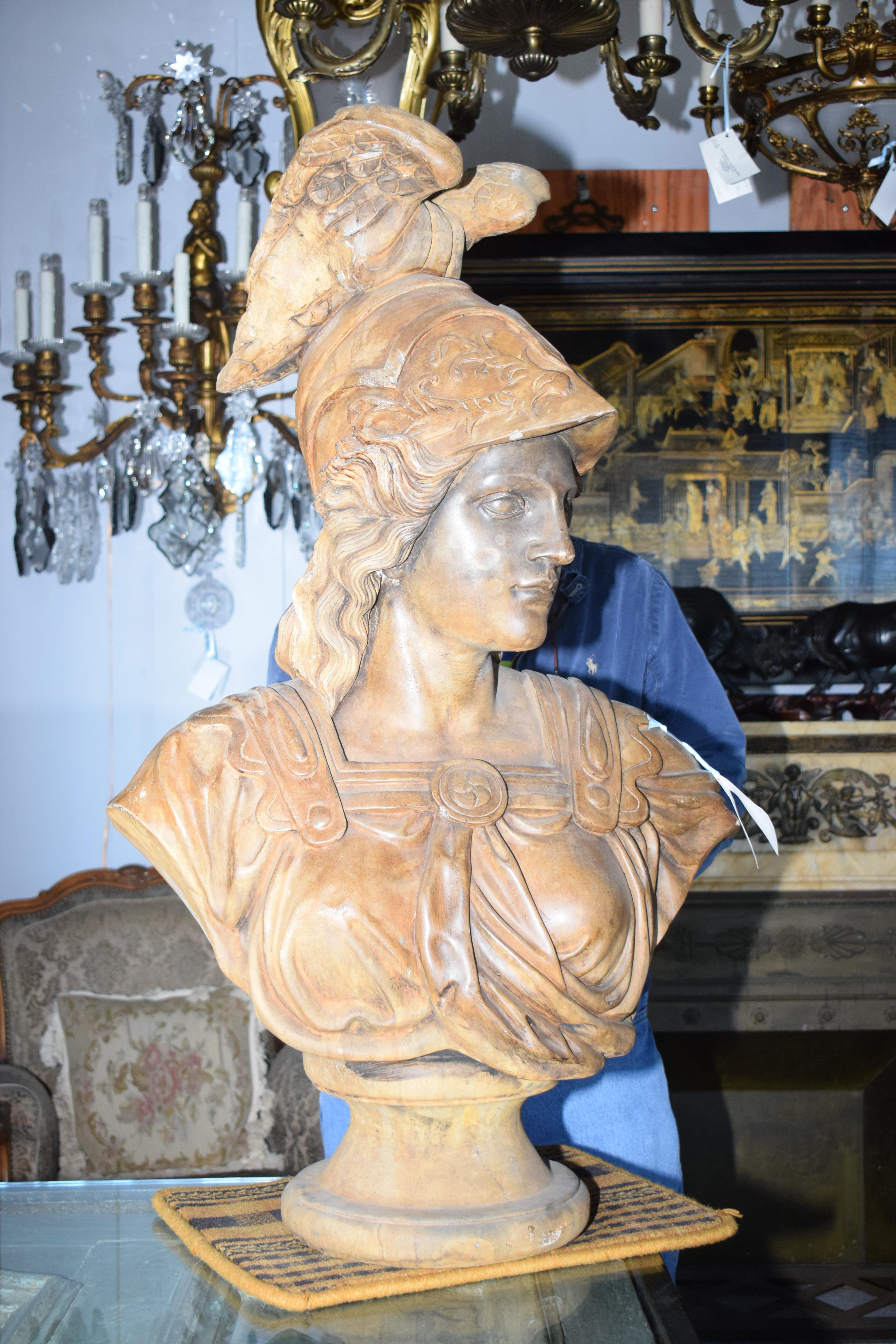 Büste der Minerva. Darstellung der Göttin mit geflügeltem Helm, die auf einem angepassten Ständer ruht. Frankreich, um 1920.
Abmessungen: Höhe 39 1/2