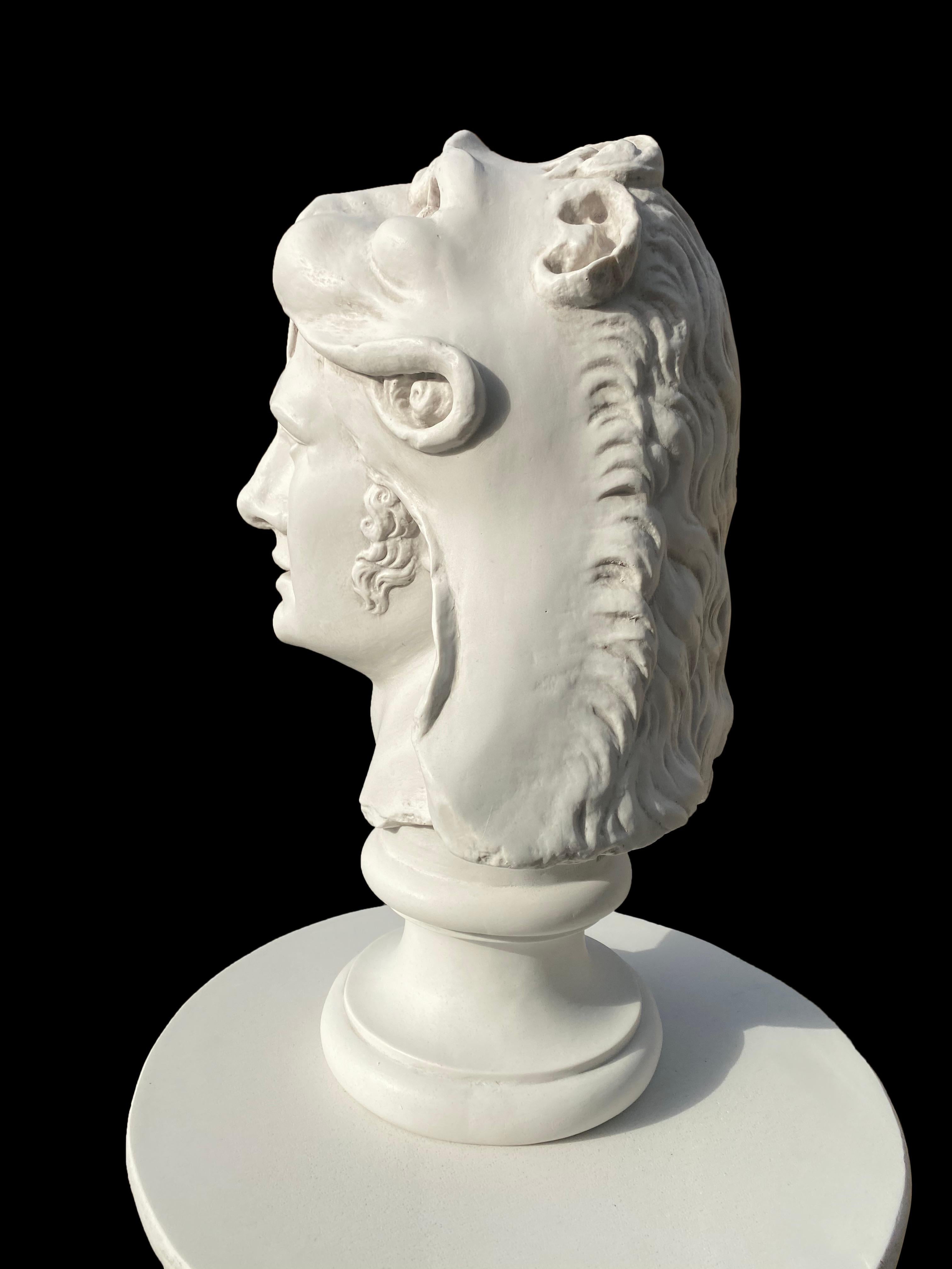 Questo busto di Mitridate del XX secolo è un sorprendente esempio di scultura classica e raffigura il potente ed enigmatico re Mitridate VI del Ponto. Il busto cattura la presenza imponente di Mitridate con caratteristiche dettagliate, tra cui la