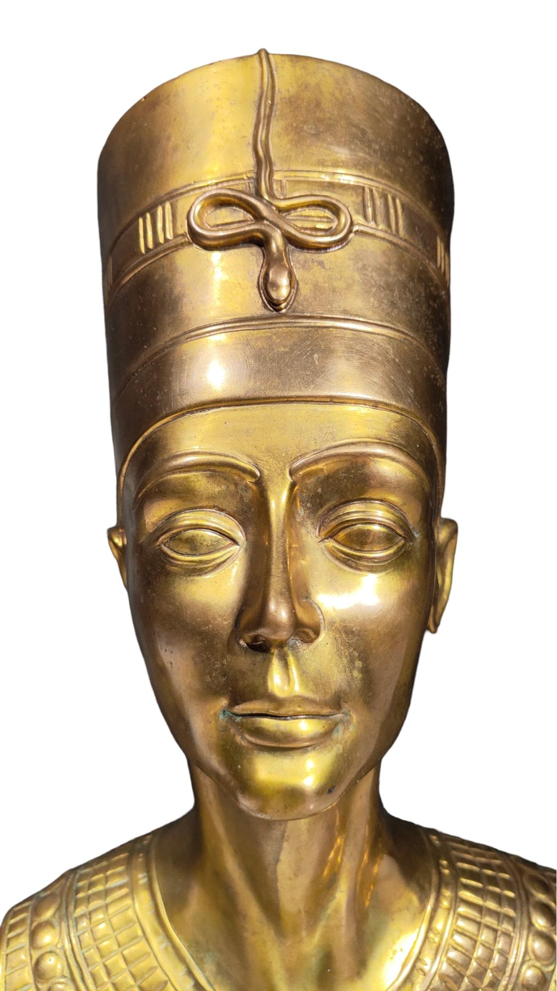 Bust of Nefertiti aus Bronze, Mitte des Jahrhunderts im Angebot 7