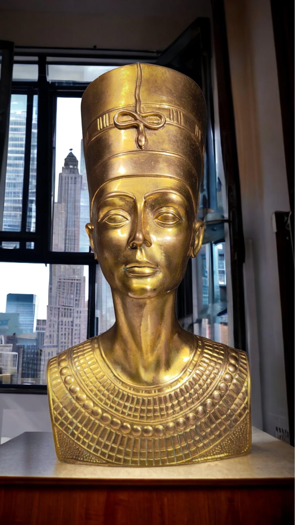 Bust Of Nefertiti In Bronze
Decorative bust of Neferiti in gilded and chiseled bronze. Very detailed and worked on the entire surface. In good condition. Measurements: 45x25x23 cm
