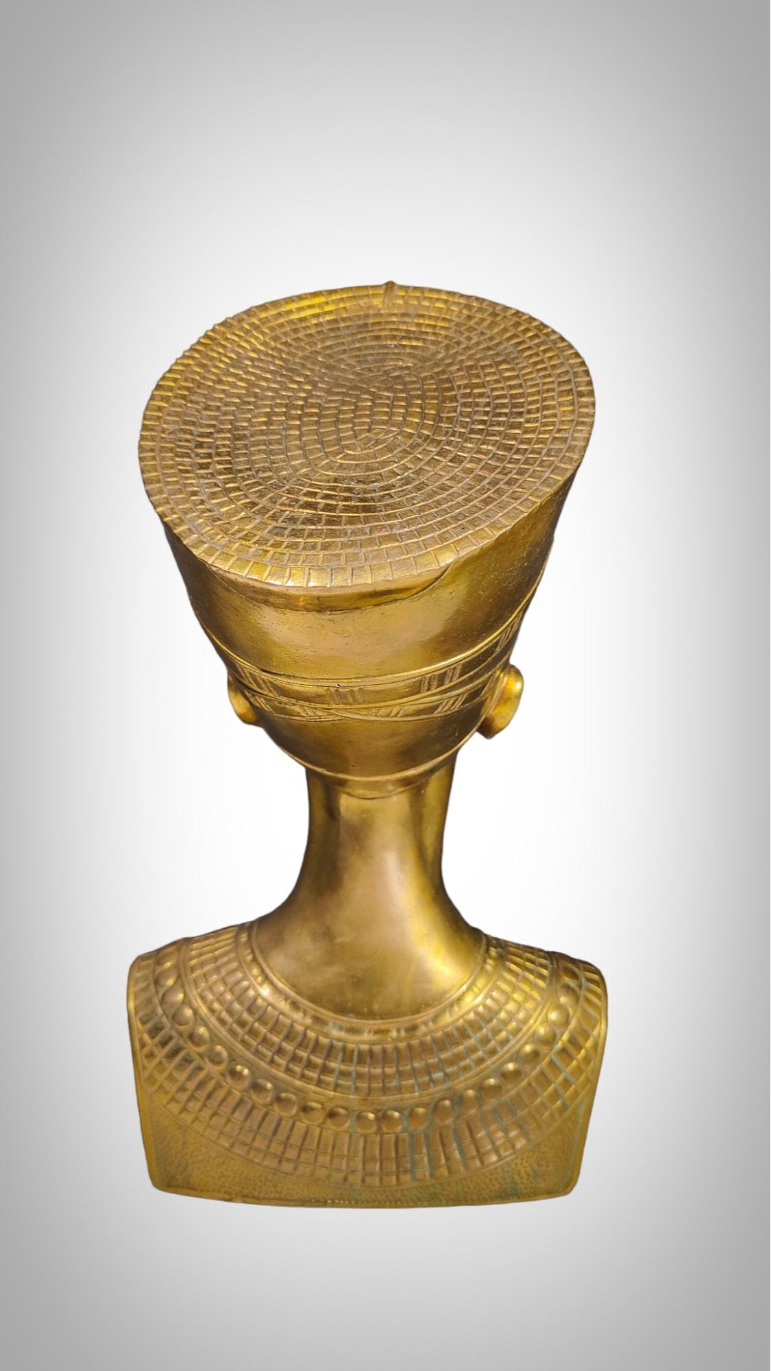 Bust of Nefertiti aus Bronze, Mitte des Jahrhunderts im Angebot 4