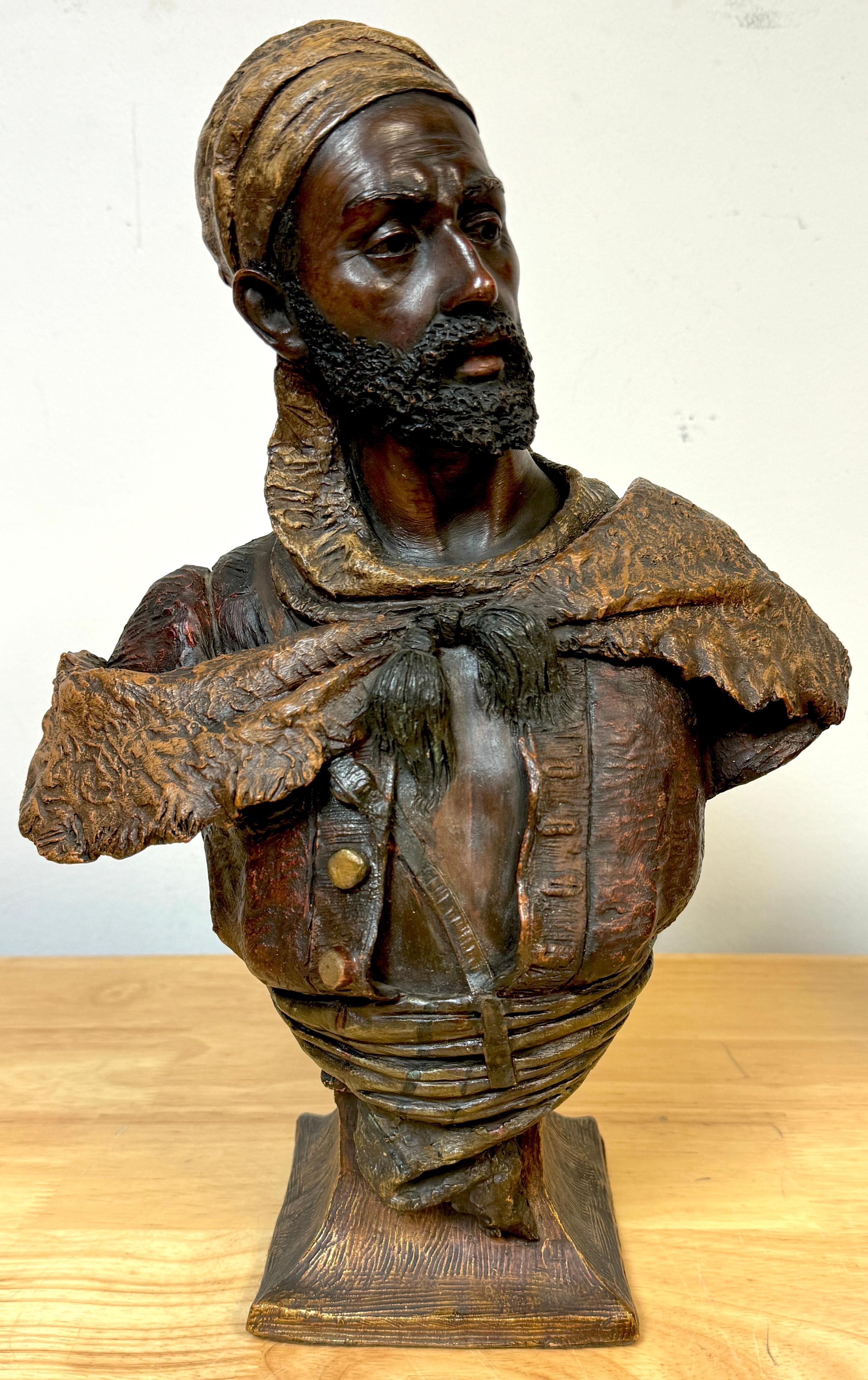 Busto di tribù nordafricana, DE CAÏD Friedrich Siegfried Goldscheider

Questo squisito busto ritratto di un tribù nordafricana, intitolato 