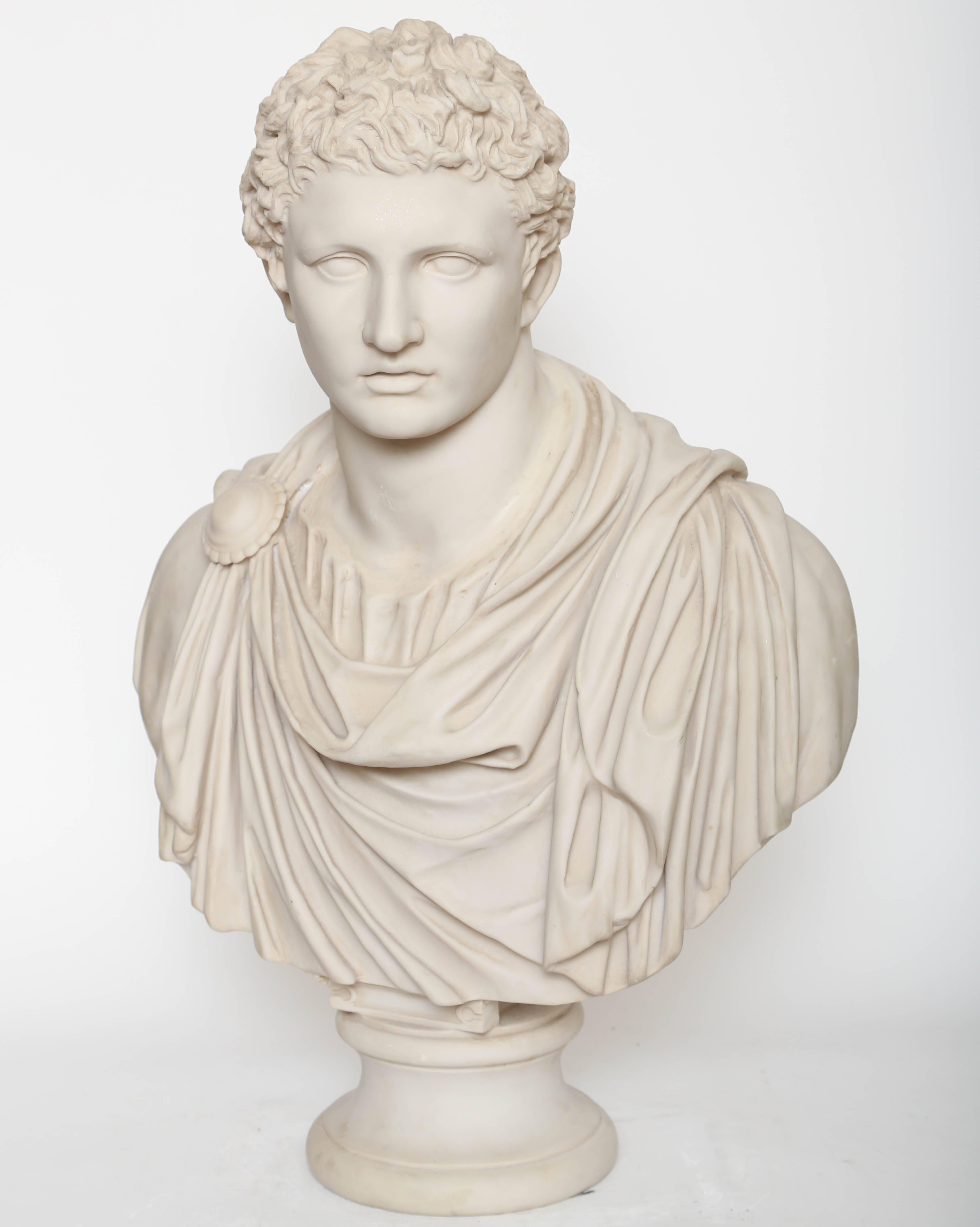 Buste en composition décorative/résine de l'empereur romain, bien figuré.
