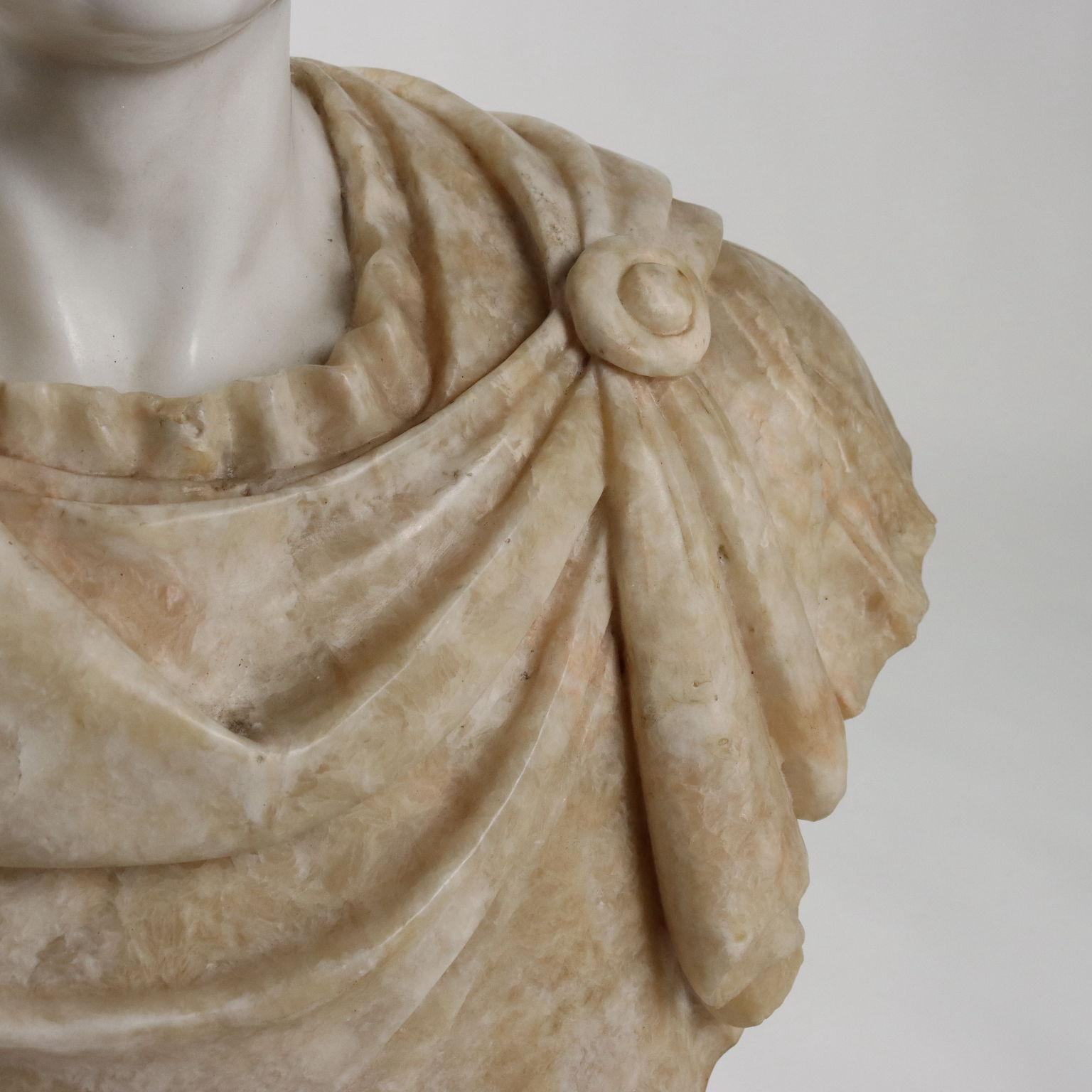 Mid-Century moderno Busto di imperatore romano in marmo bianco e alabastro fiorito in vendita