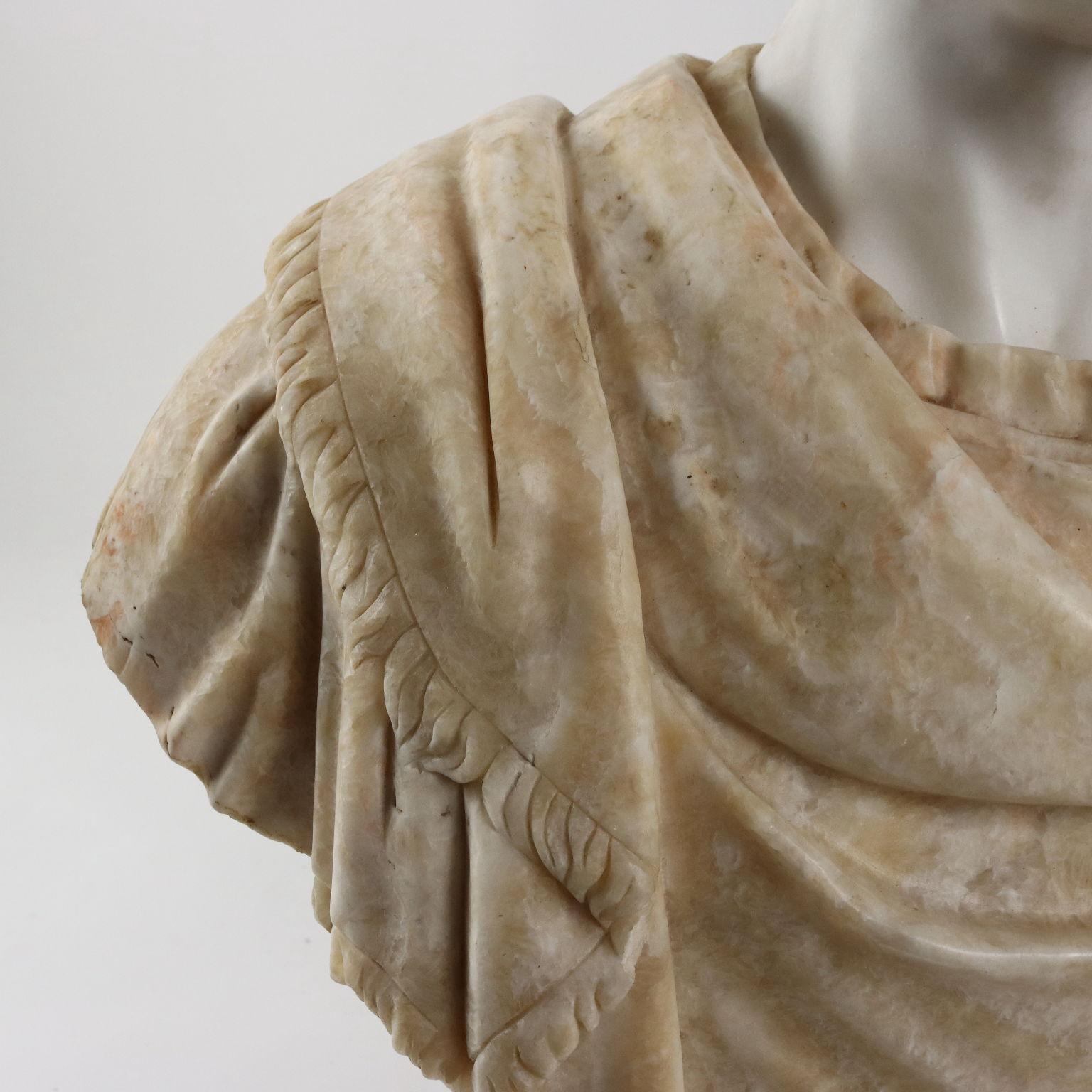 Italiano Busto di imperatore romano in marmo bianco e alabastro fiorito in vendita