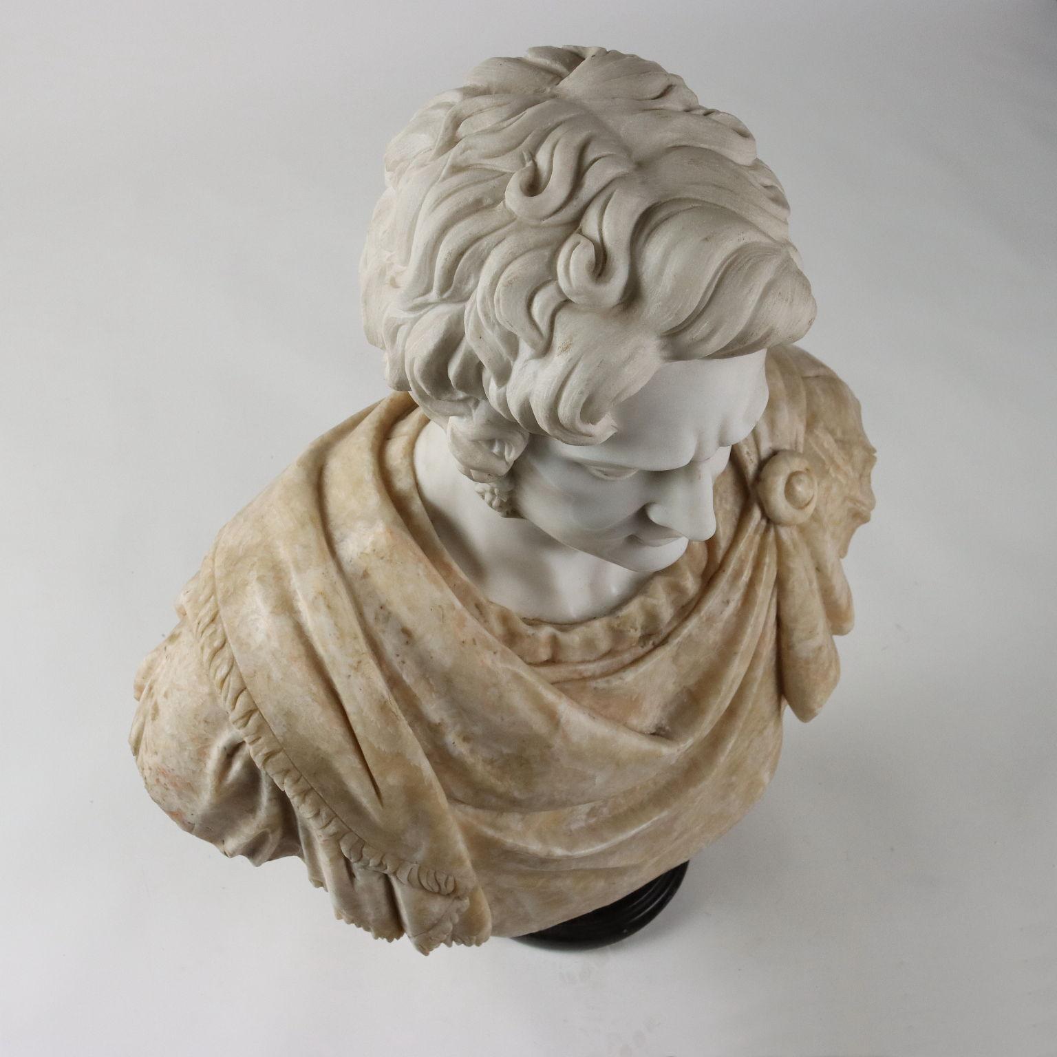 Busto di imperatore romano in marmo bianco e alabastro fiorito In condizioni buone in vendita a Milano, IT
