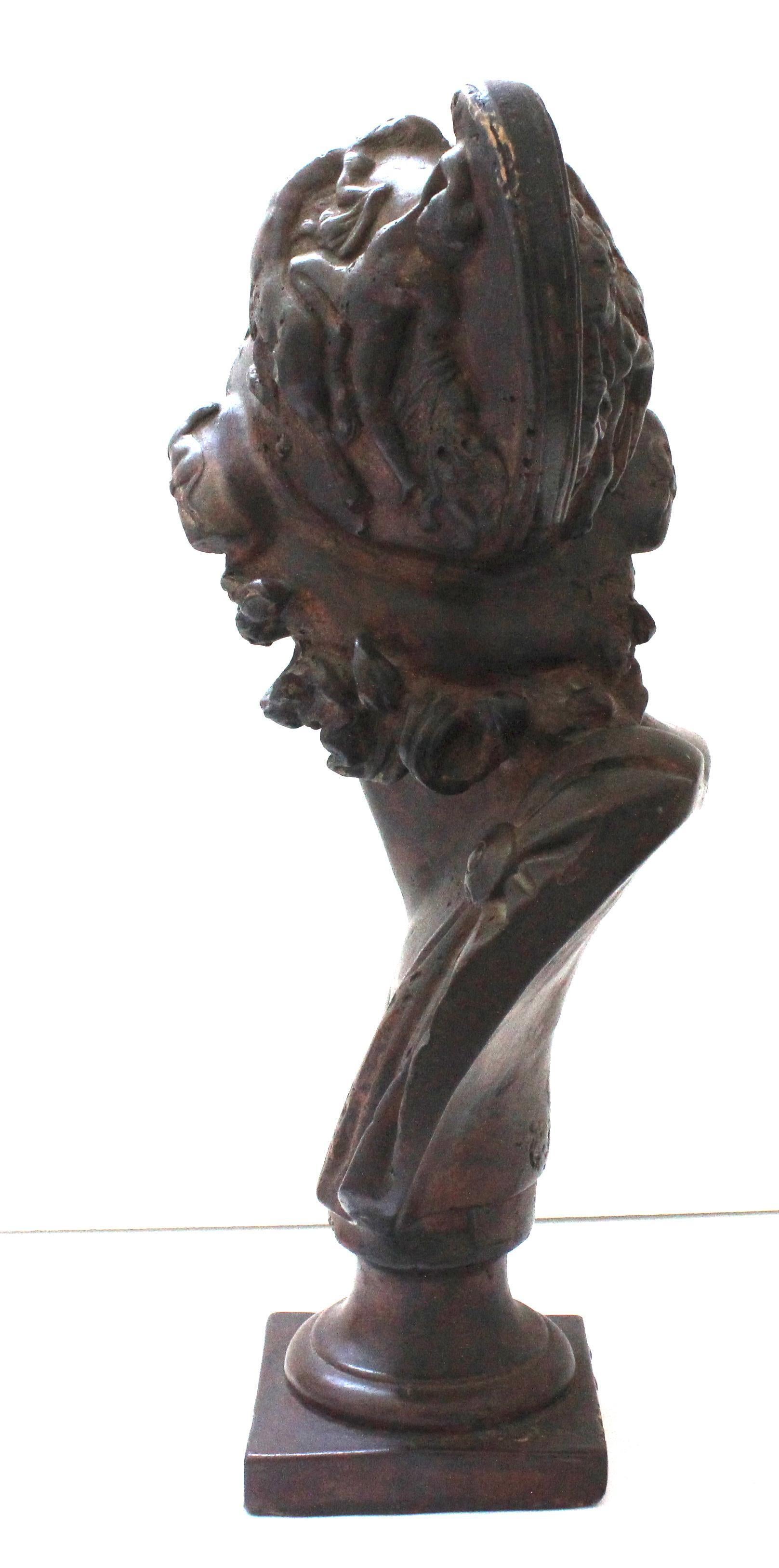 Ce buste élégant et tardif du roi Ménélas est fabriqué en plâtre coulé solide, avec une finition en faux bronze appliquée à la main.