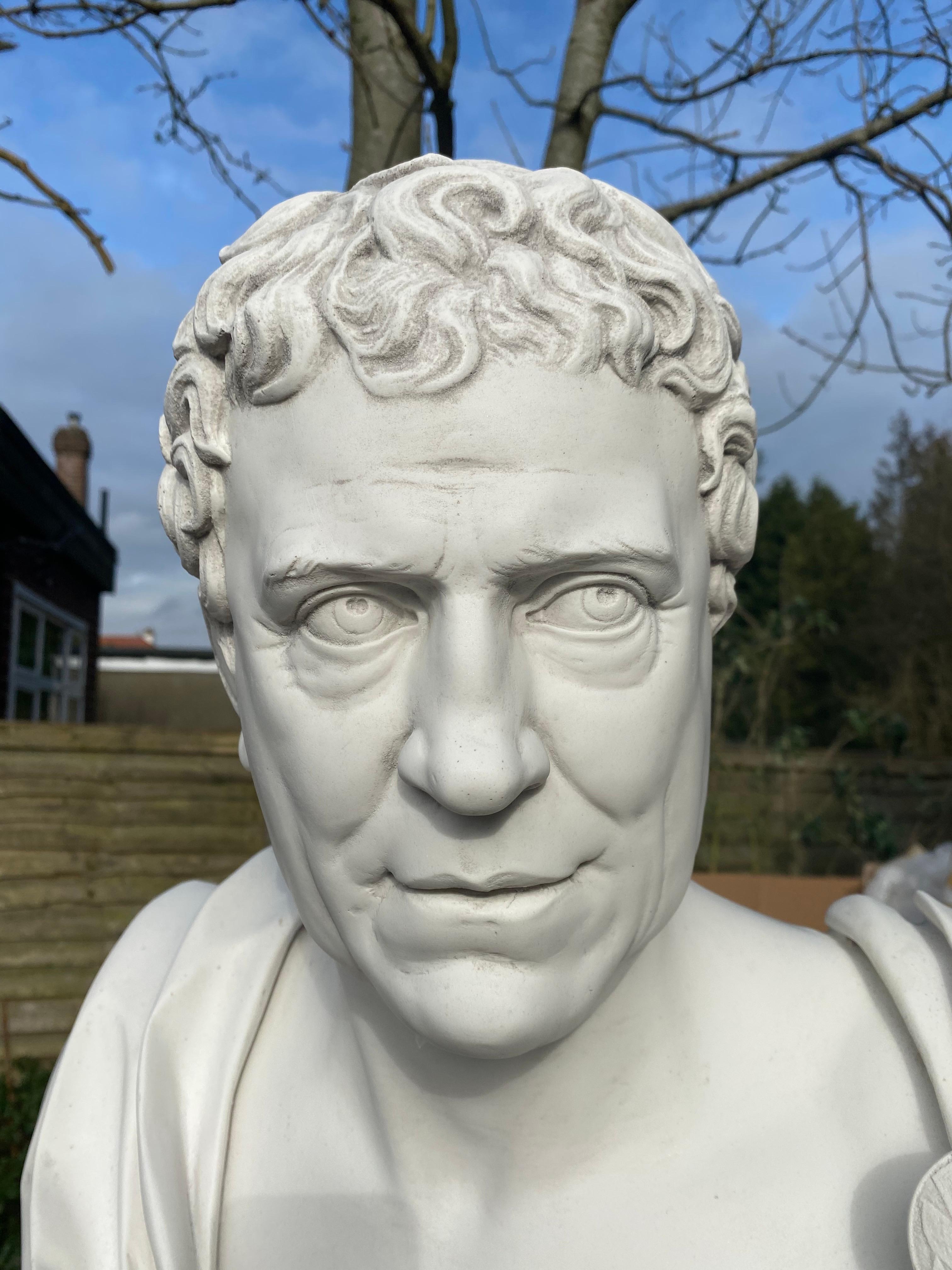 Questo busto di Tiberio del XX secolo, raffigurato come un senatore romano, è una raffinata scultura classica che cattura la presenza dignitosa dell'imperatore romano. Il busto raffigura Tiberio con un'espressione severa, i tratti del viso