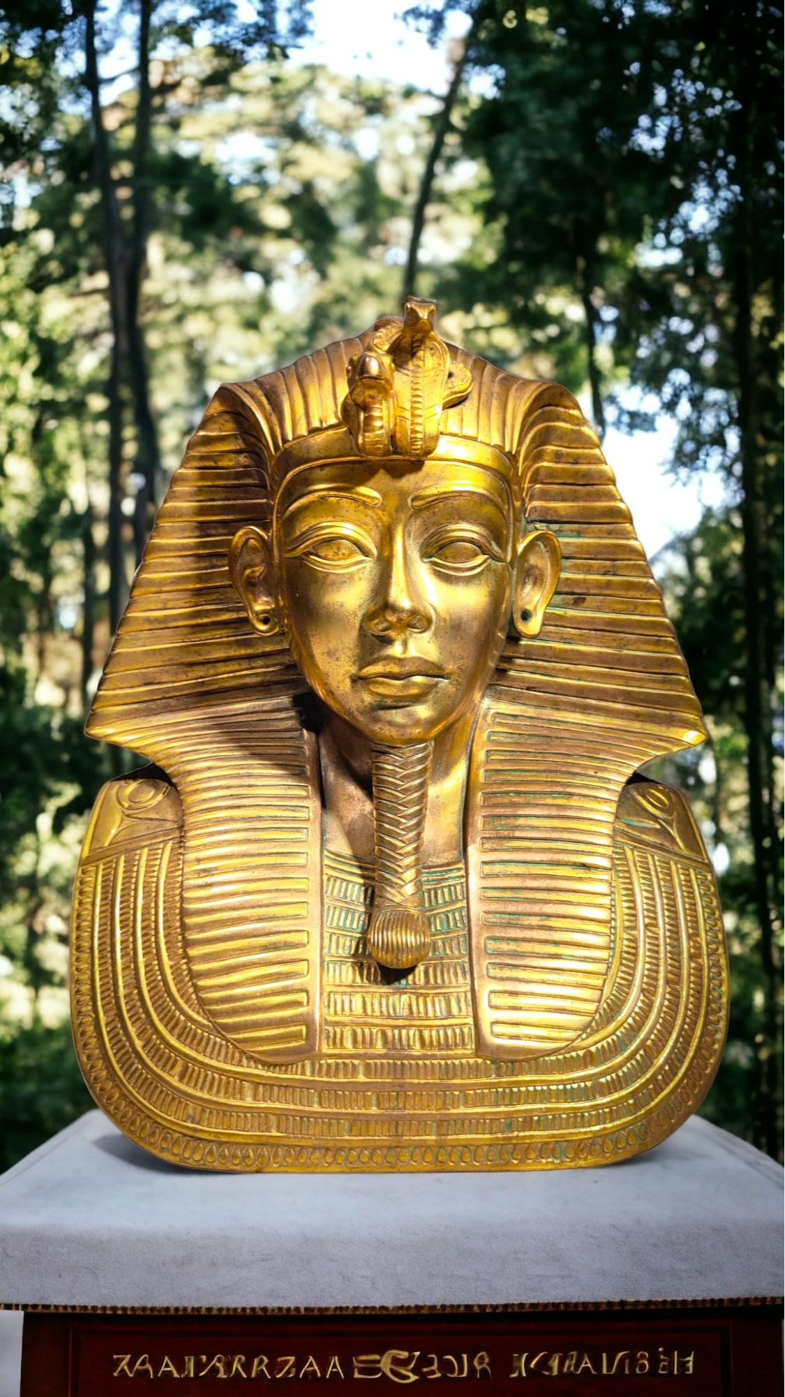 Buste de Toutankhamon en bronze
Buste décoratif de Toutânkhamon en bronze doré et ciselé. Très détaillé, il a travaillé sur toute la surface. En bon état. Dimensions : 40x30x20 cm