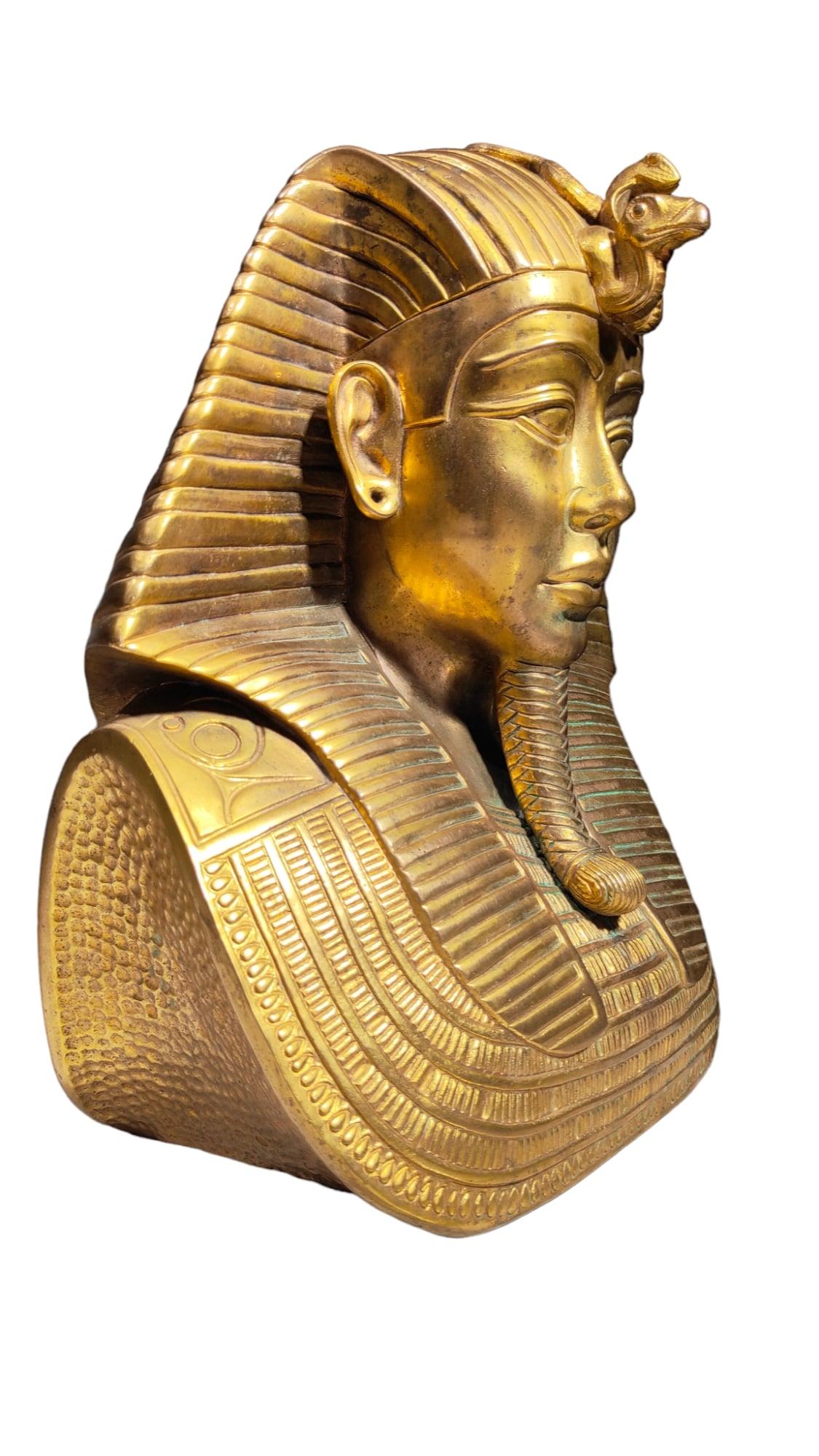 Buste de Toutankhamon en bronze, milieu du siècle dernier en vente 3