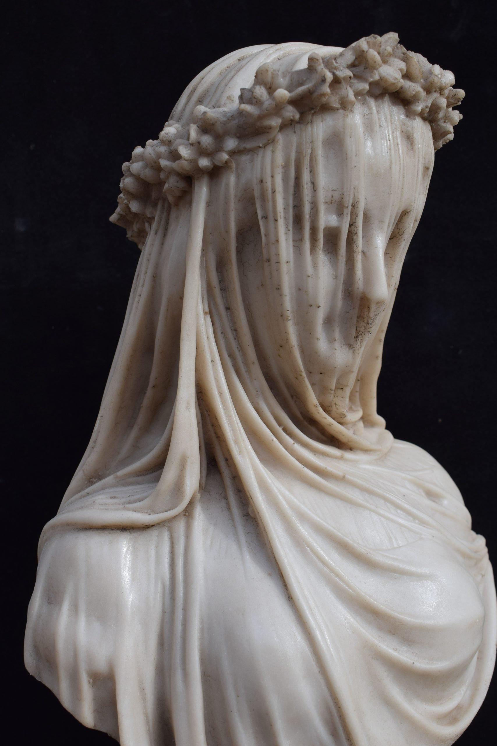 Busto di donna, Dama velata, fusione in pasta di marmo, in ottime condizioni intatte come da foto, ideale per ambienti interni ed esterni. ULTERIORI FOTO, INFORMAZIONI SUL LOTTO E INFORMAZIONI SULLA SPEDIZIONE POSSONO ESSERE RICHIESTE INVIANDO