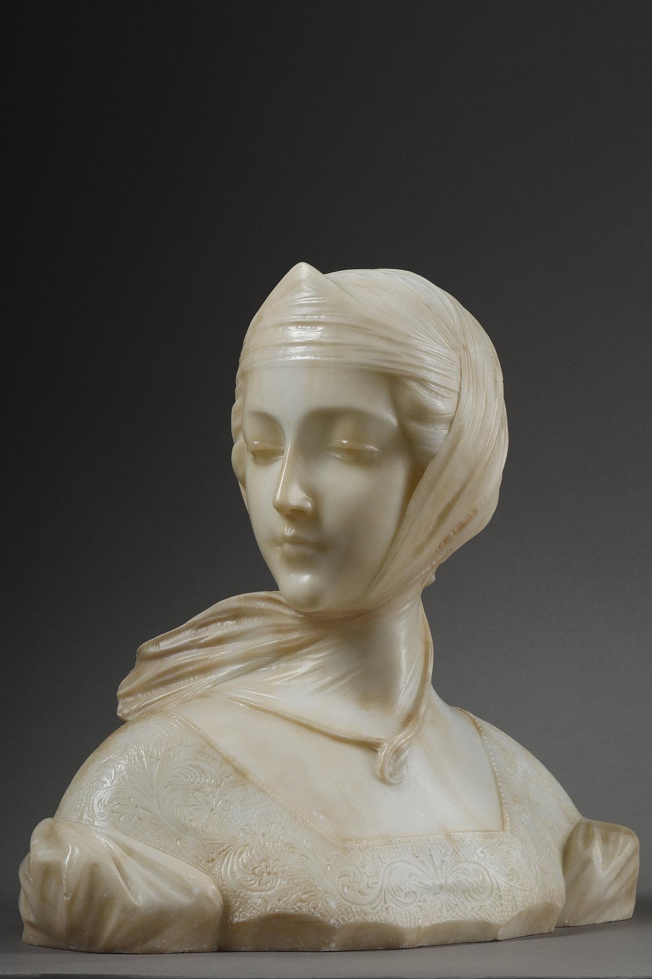 Elegante, fein gearbeitete Alabasterbüste einer jungen Frau mit Schleier in weicher, melancholischer Pose. Die Künstlerin hat die Zartheit der Gesichtszüge und die Finesse der Modellierung gekonnt umgesetzt und gleichzeitig die Textur des