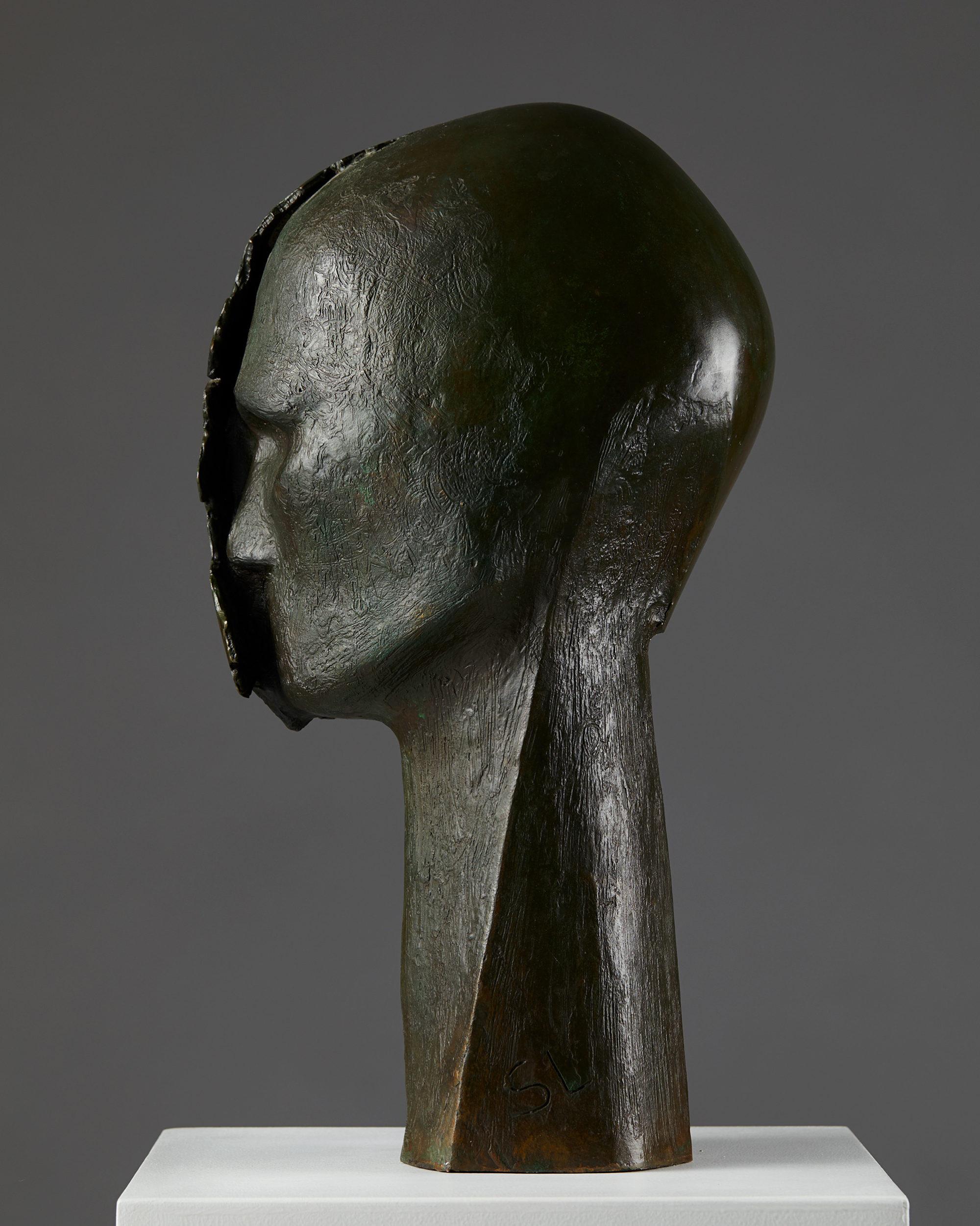 Bust sculpture designed by Steffen Lüttge, Denmark, 1960s.
Patinated Bronze

Signed: SL

Measures: H: 50 cm/ 1' 8 1/4