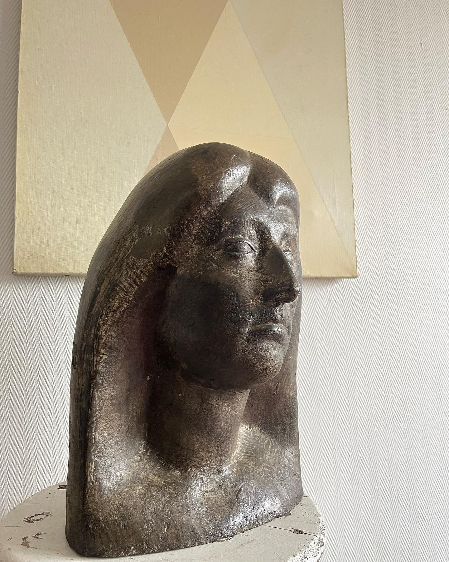 Joli buste en ciment à patine bronze de l'artiste Français Robert ROCCA. 

Superbe patine et très belle exécution, l'ensemble est signé sous la base et daté 1960. 

Parfait état