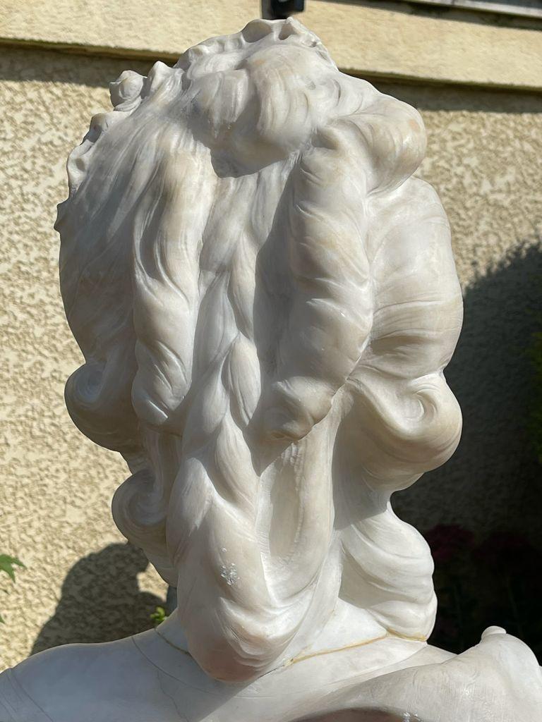 19th Century, Bust of Marie-Antoinette in Carrara Marble For Sale 4
