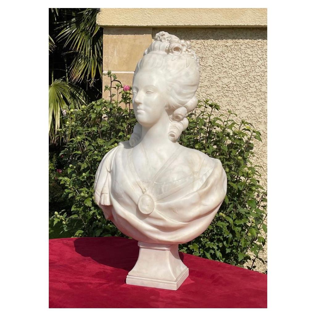 19th Century, Bust of Marie-Antoinette in Carrara Marble For Sale 8