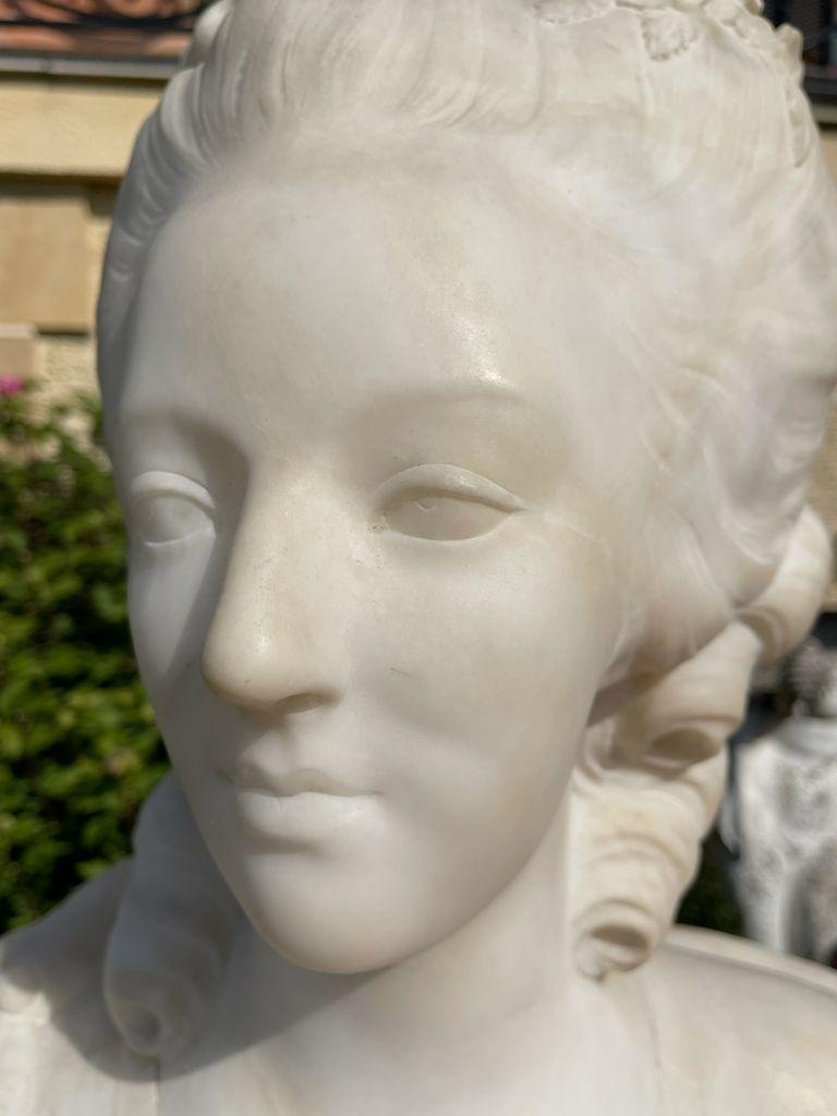 19th Century, Bust of Marie-Antoinette in Carrara Marble For Sale 10