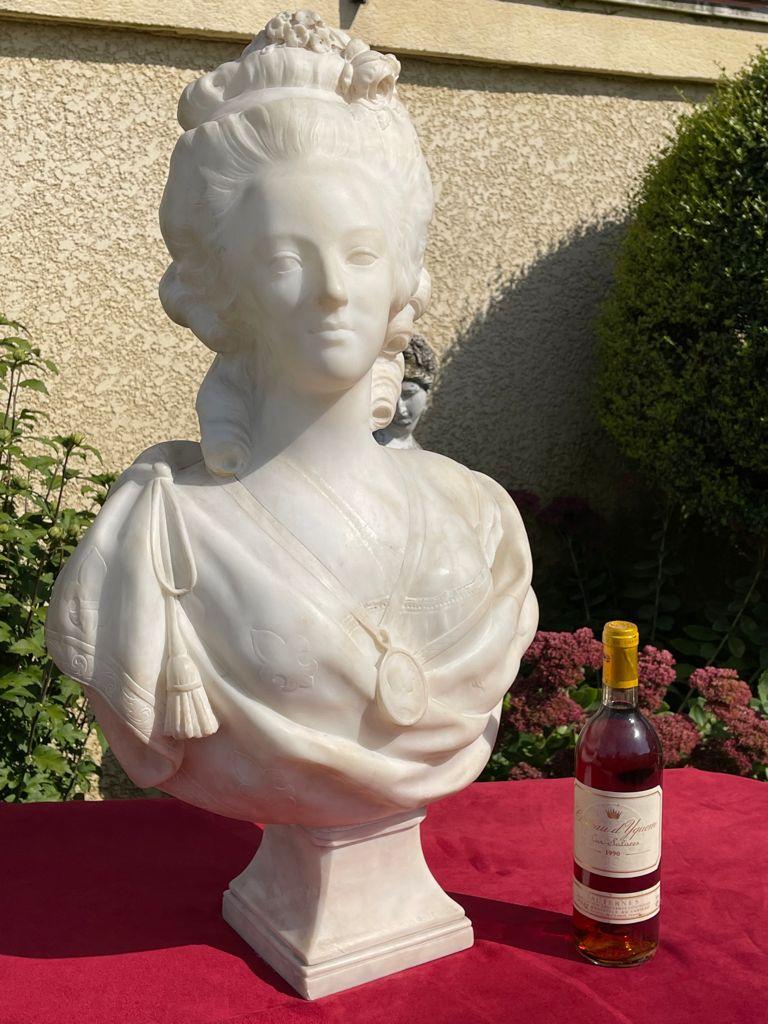 19th Century, Bust of Marie-Antoinette in Carrara Marble For Sale 11