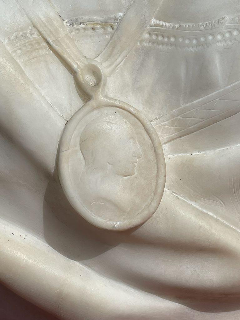 19th Century, Bust of Marie-Antoinette in Carrara Marble For Sale 12