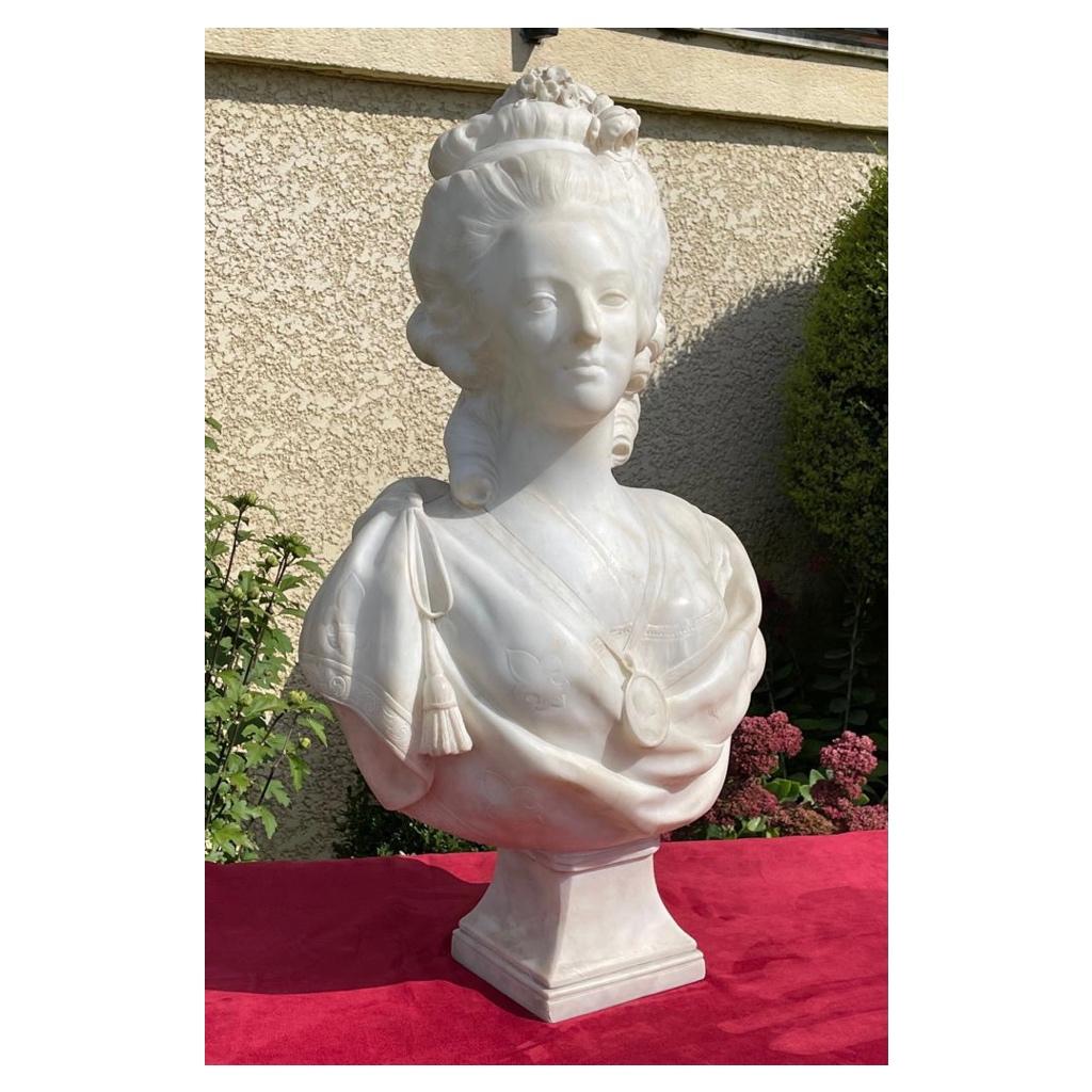 Superb Carrara marble bust representing the queen Marie-Antoinette. This bust is in very good condition.
French work of the 19th century, Top quality.