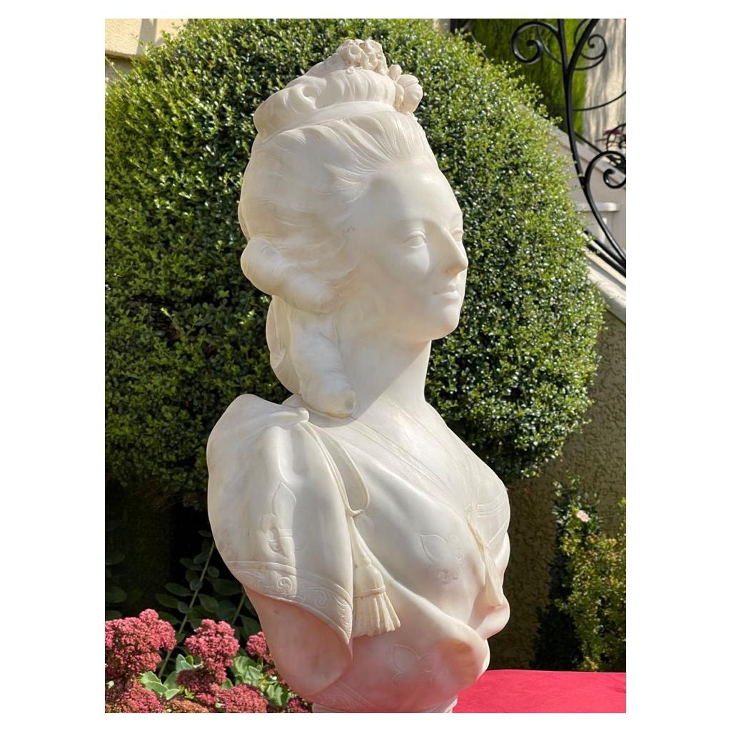 19th Century, Bust of Marie-Antoinette in Carrara Marble In Good Condition For Sale In Beaune, FR