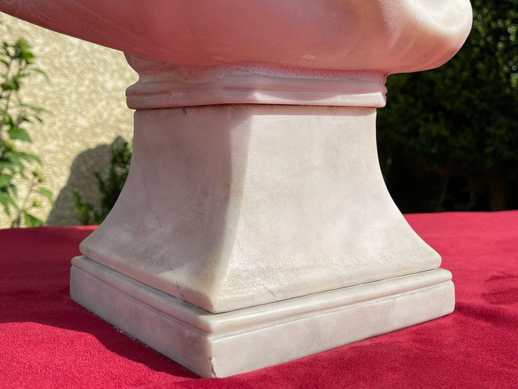 19th Century, Bust of Marie-Antoinette in Carrara Marble For Sale 2