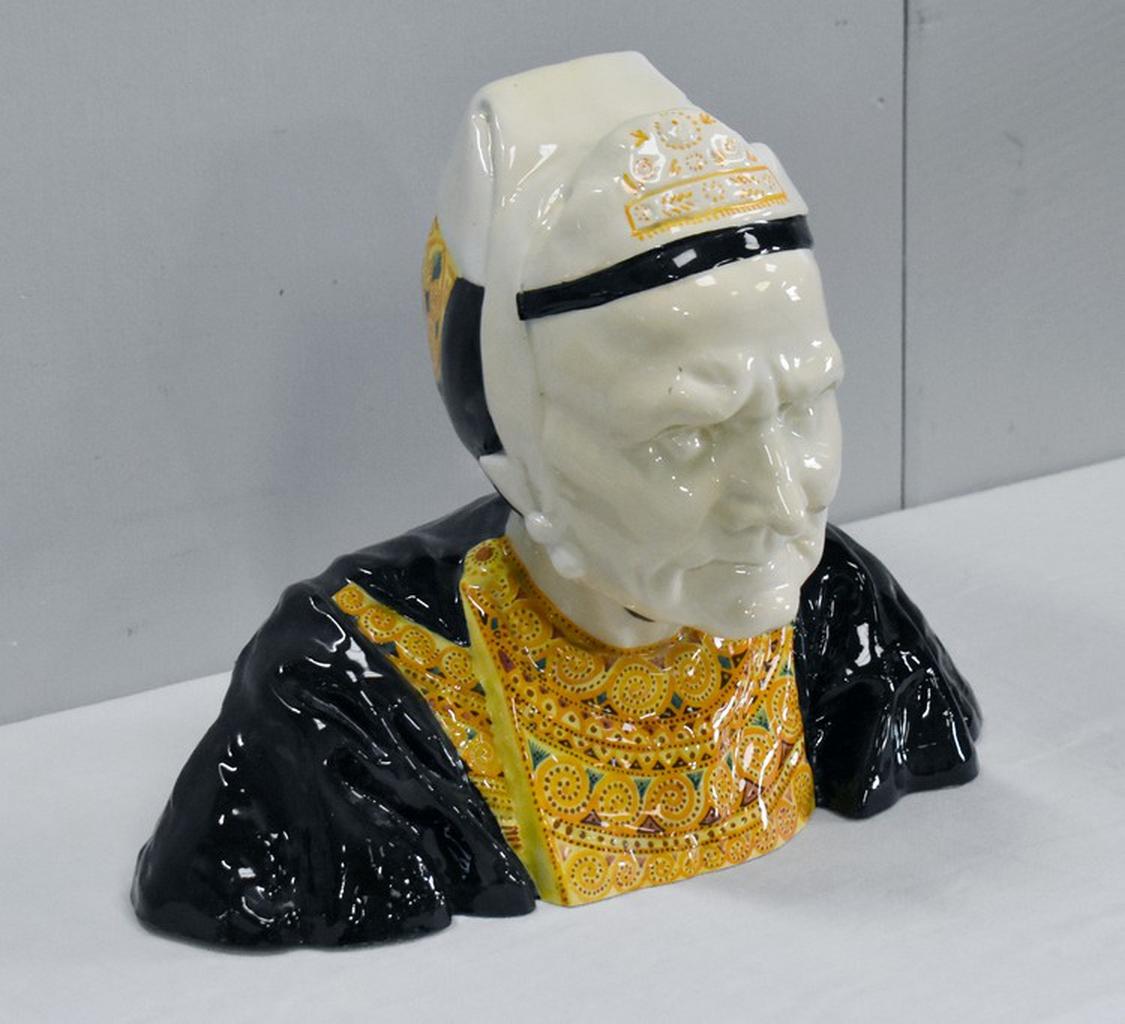 Busto in terracotta policroma della scultrice di Nantes Henriette Porson (1874-1963), creato dall'iconica fabbrica HB, raffigurante una nonna Bigouden.

Il soggetto indossa l'abito e il copricapo tradizionali della regione di Pont-l'Abbé,