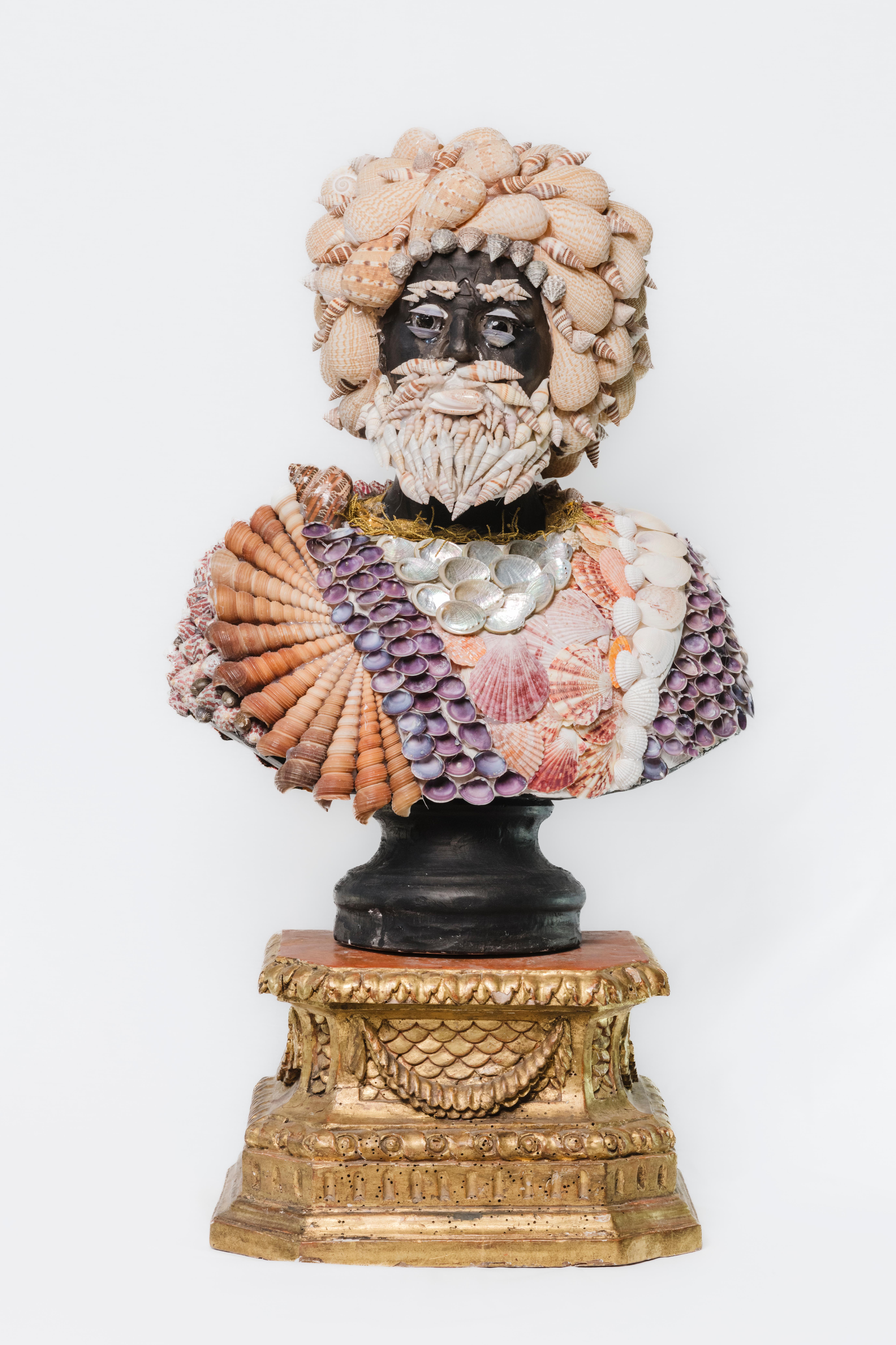 Busti in gesso decorati con conchiglie in vendita 3