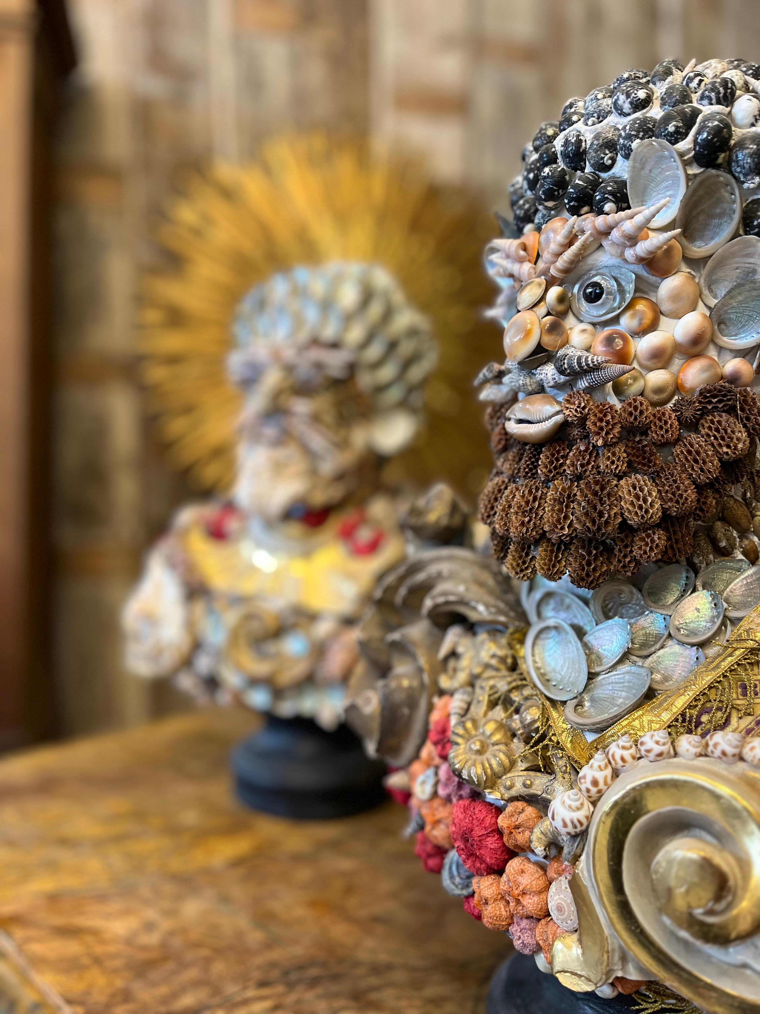 Serie limitata di busti in gesso interamente decorati con conchiglie policrome e antichi frammenti lignei dorati.
I singoli pezzi si caratterizzano per dettagli colorati e preziosi, il decoro è stato realizzato a mano nel nostro laboratorio