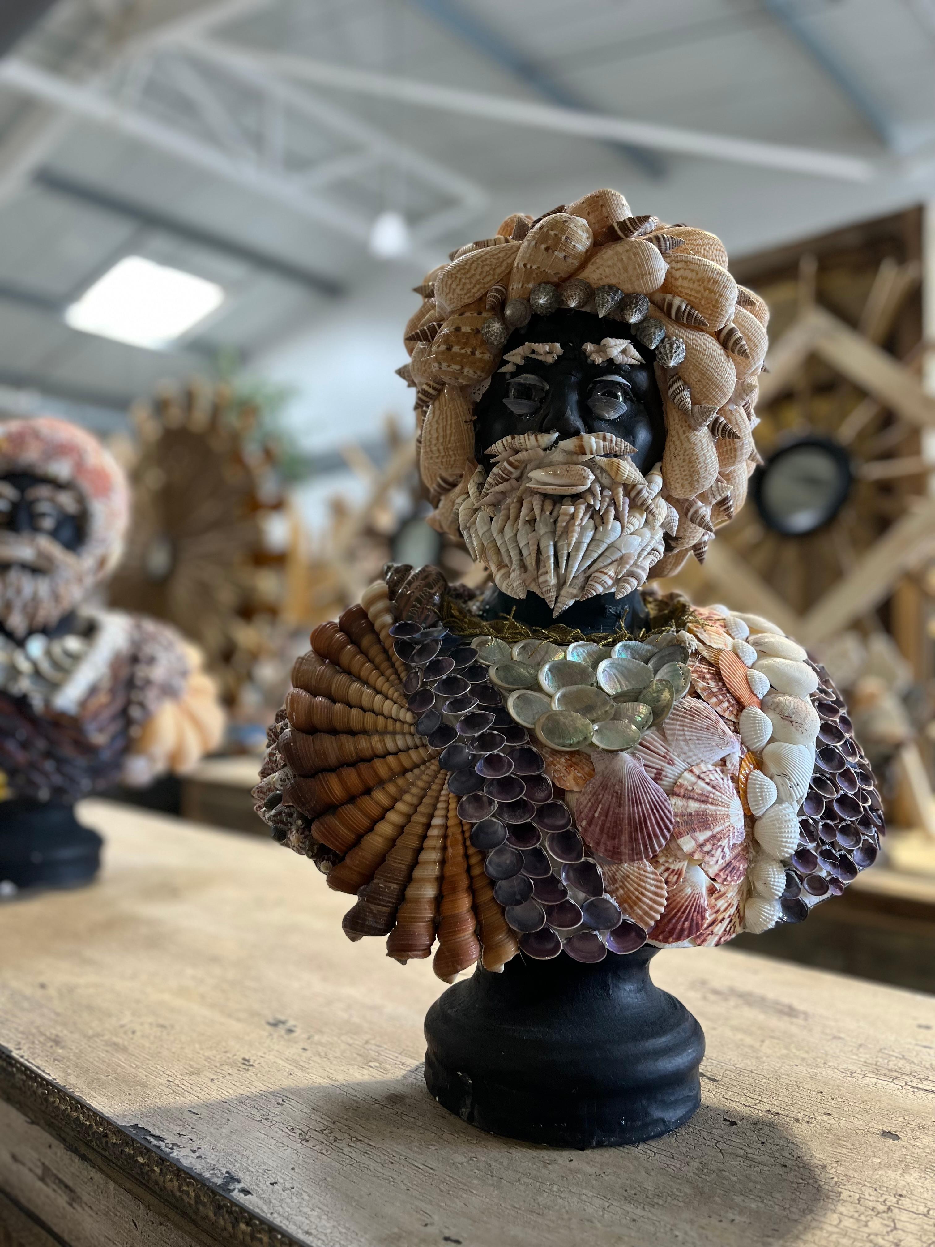 Fatto a mano Busti in gesso decorati con conchiglie in vendita