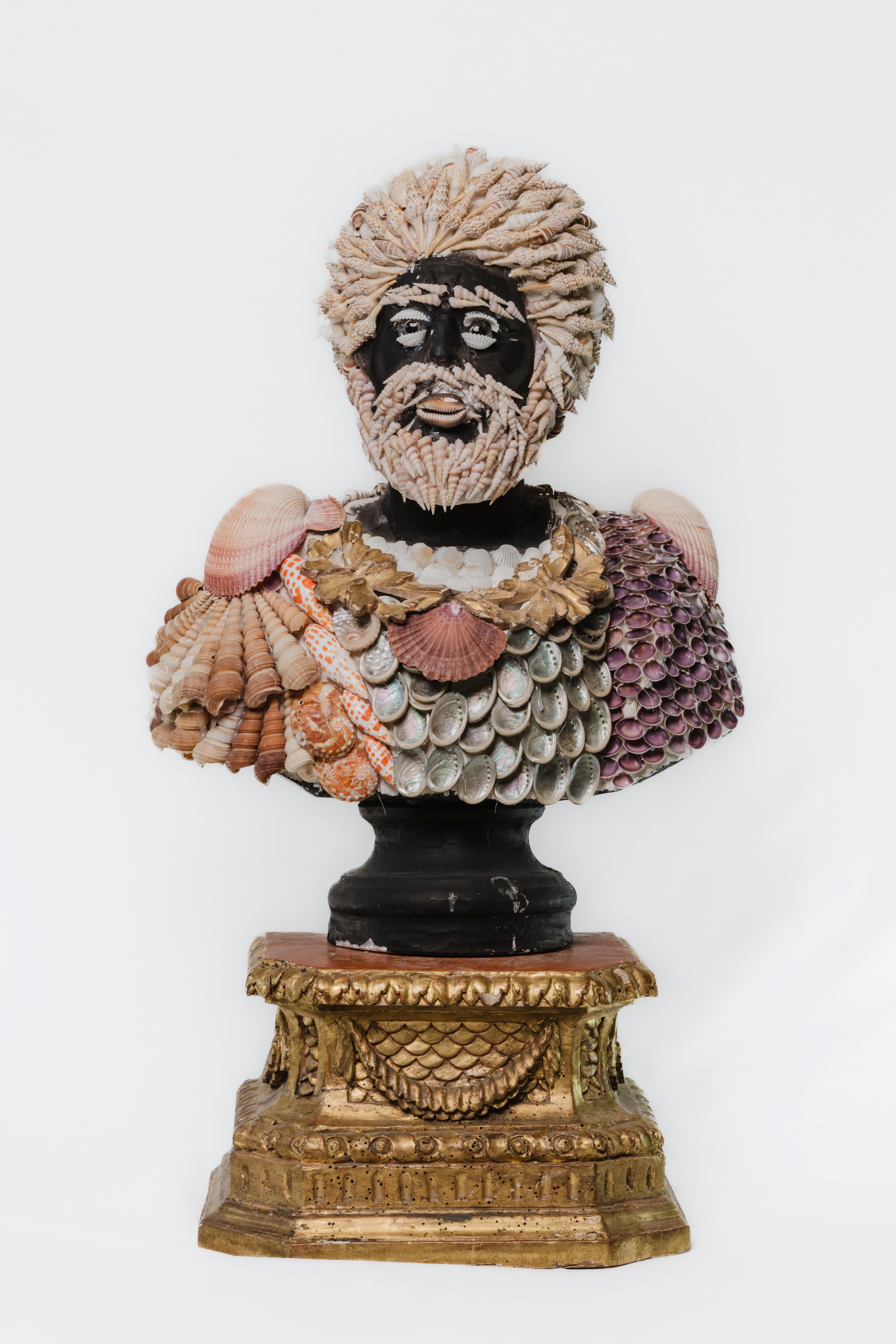 XXI secolo e contemporaneo Busti in gesso decorati con conchiglie in vendita