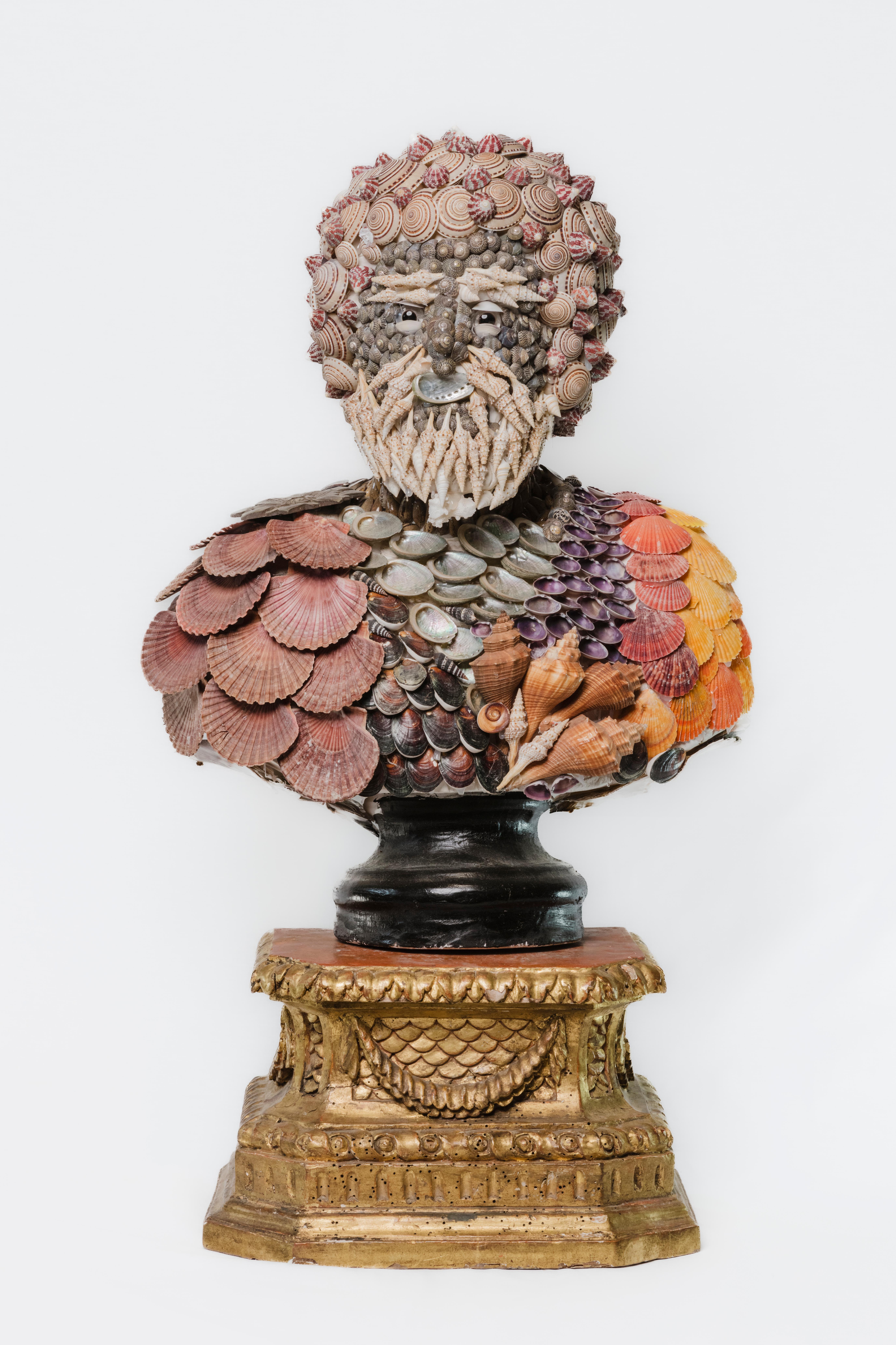 Busti in gesso decorati con conchiglie in vendita 1