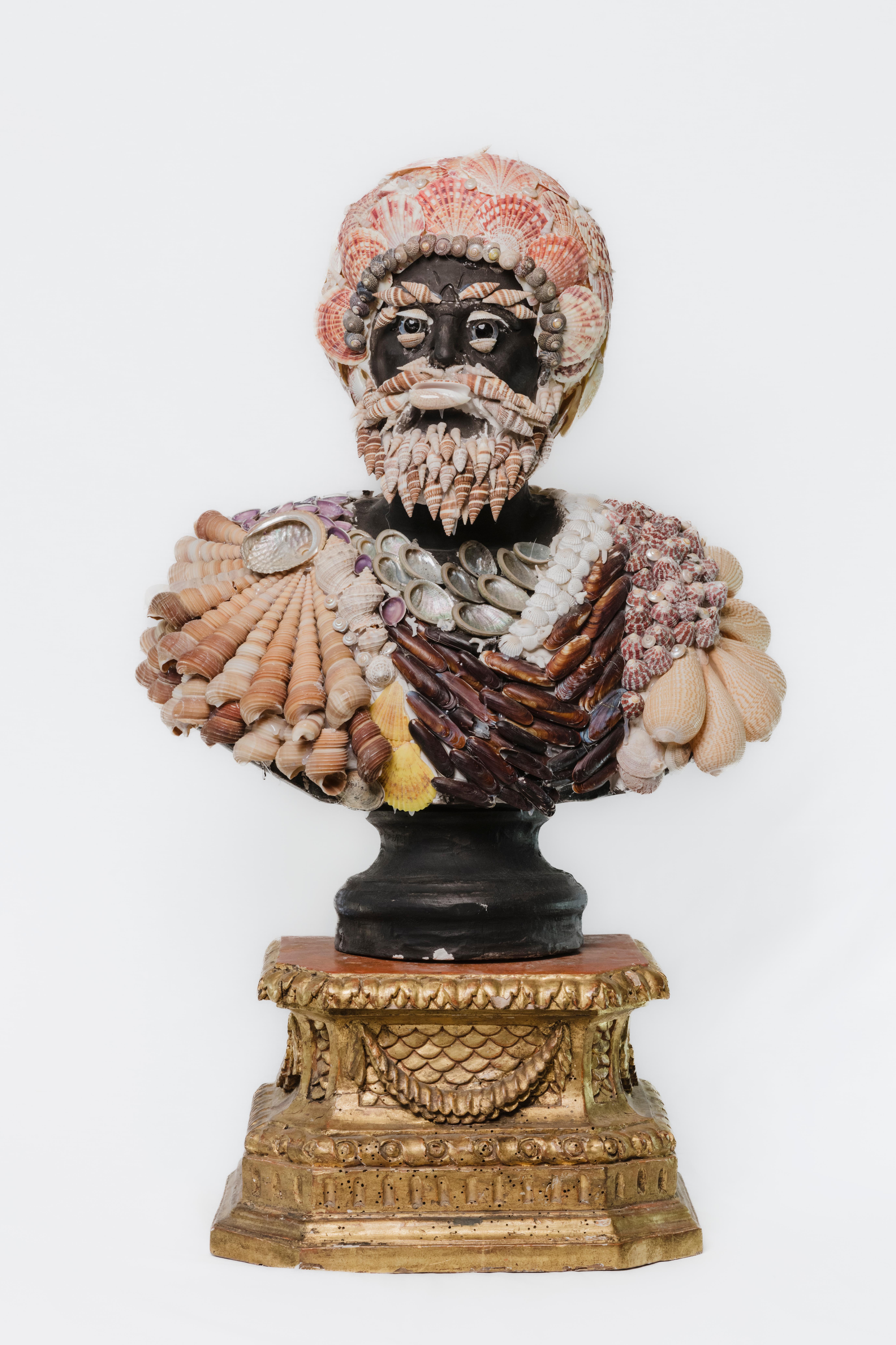 Busti in gesso decorati con conchiglie in vendita 2