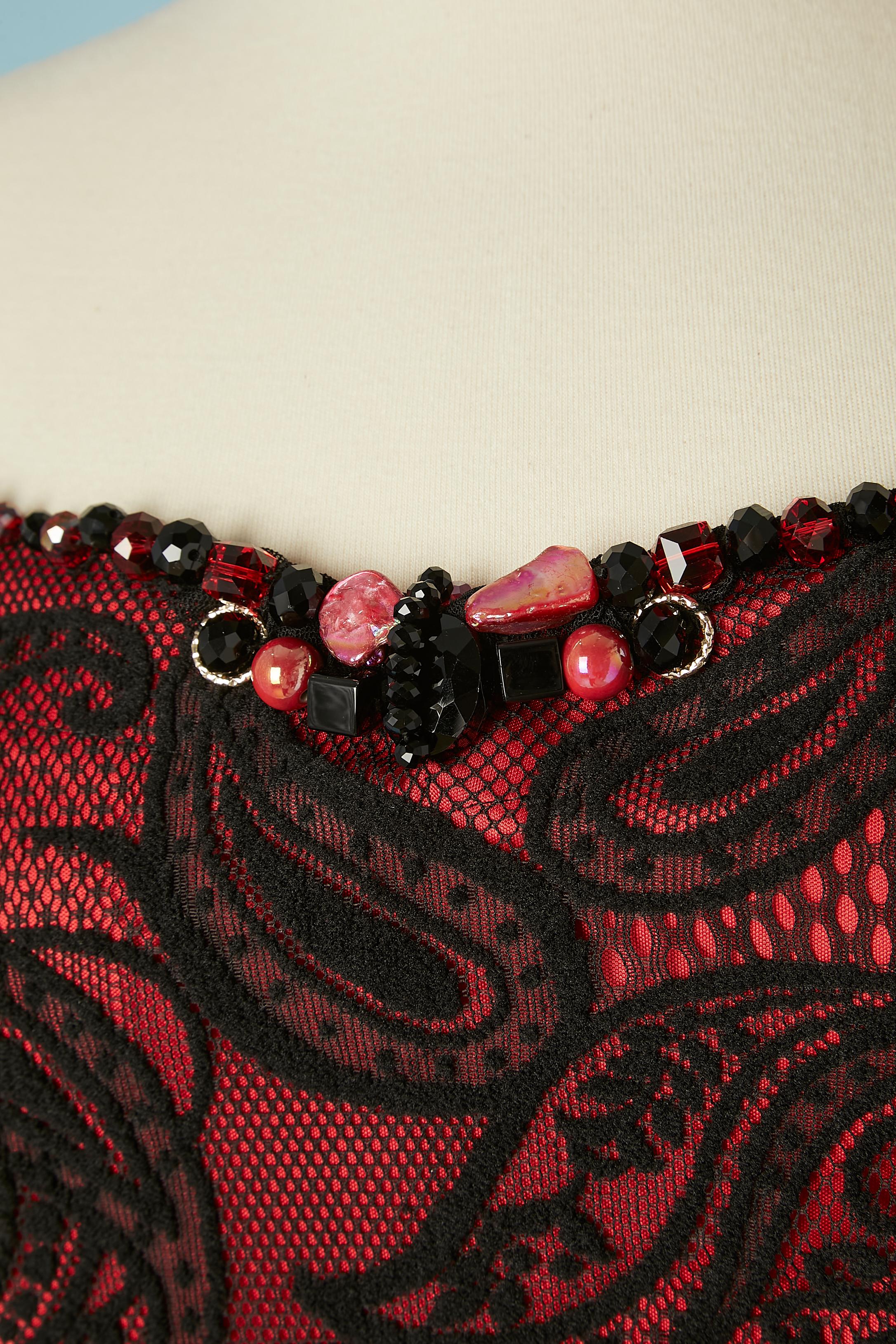 Robe de cocktail bustier en dentelle noire et lycra rouge avec perles. Composition du tissu : 100% polyester. Fermeture à glissière au milieu du dos et désossée. NOUVEAU AVEC ÉTIQUETTE
TAILLE 44 (It) 40 (Fr) 10 (Us) 