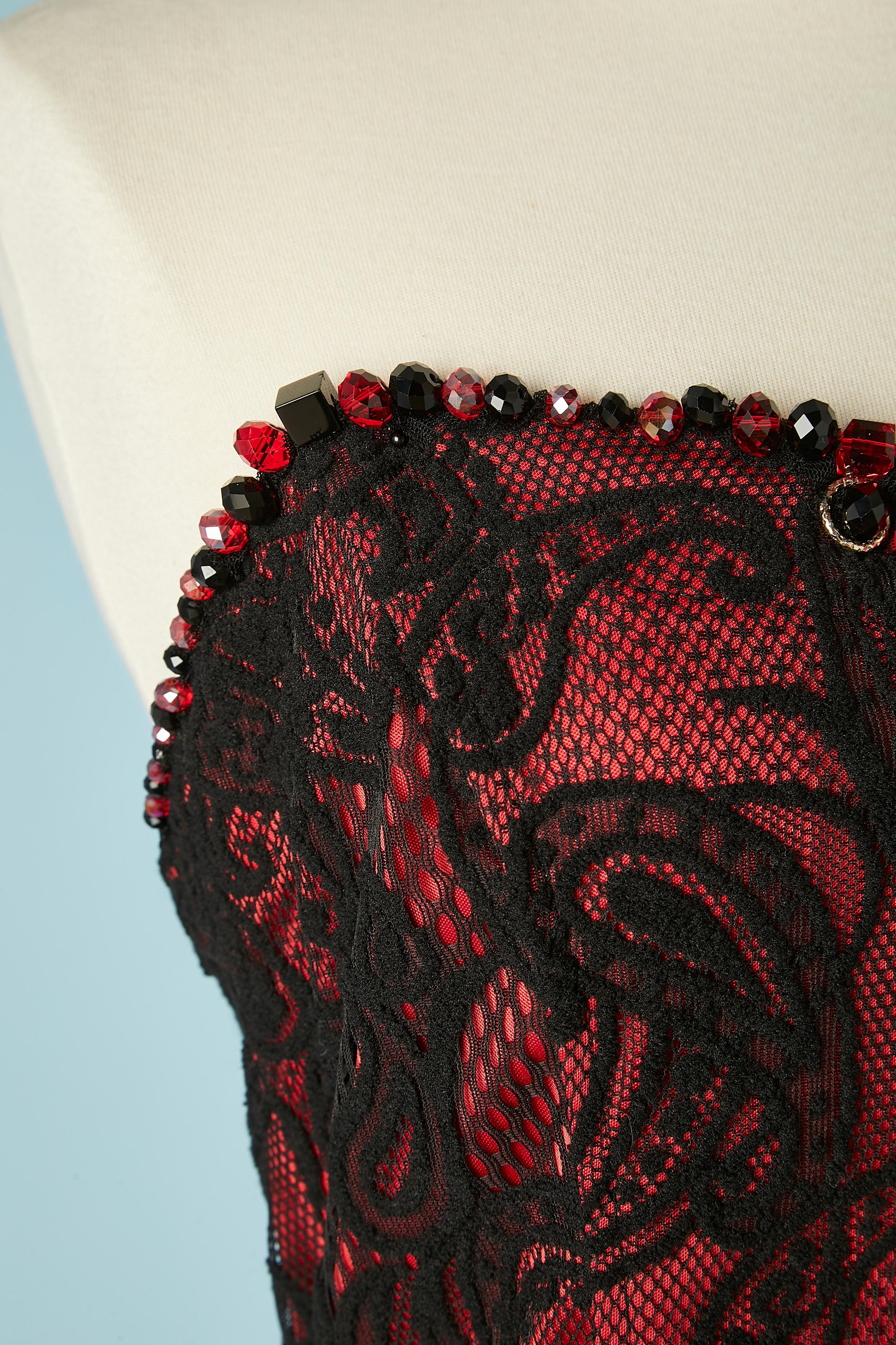 Noir Robe de cocktail Bustier en dentelle noire et lycra rouge avec perles Romeo Gigli NEUVE  en vente