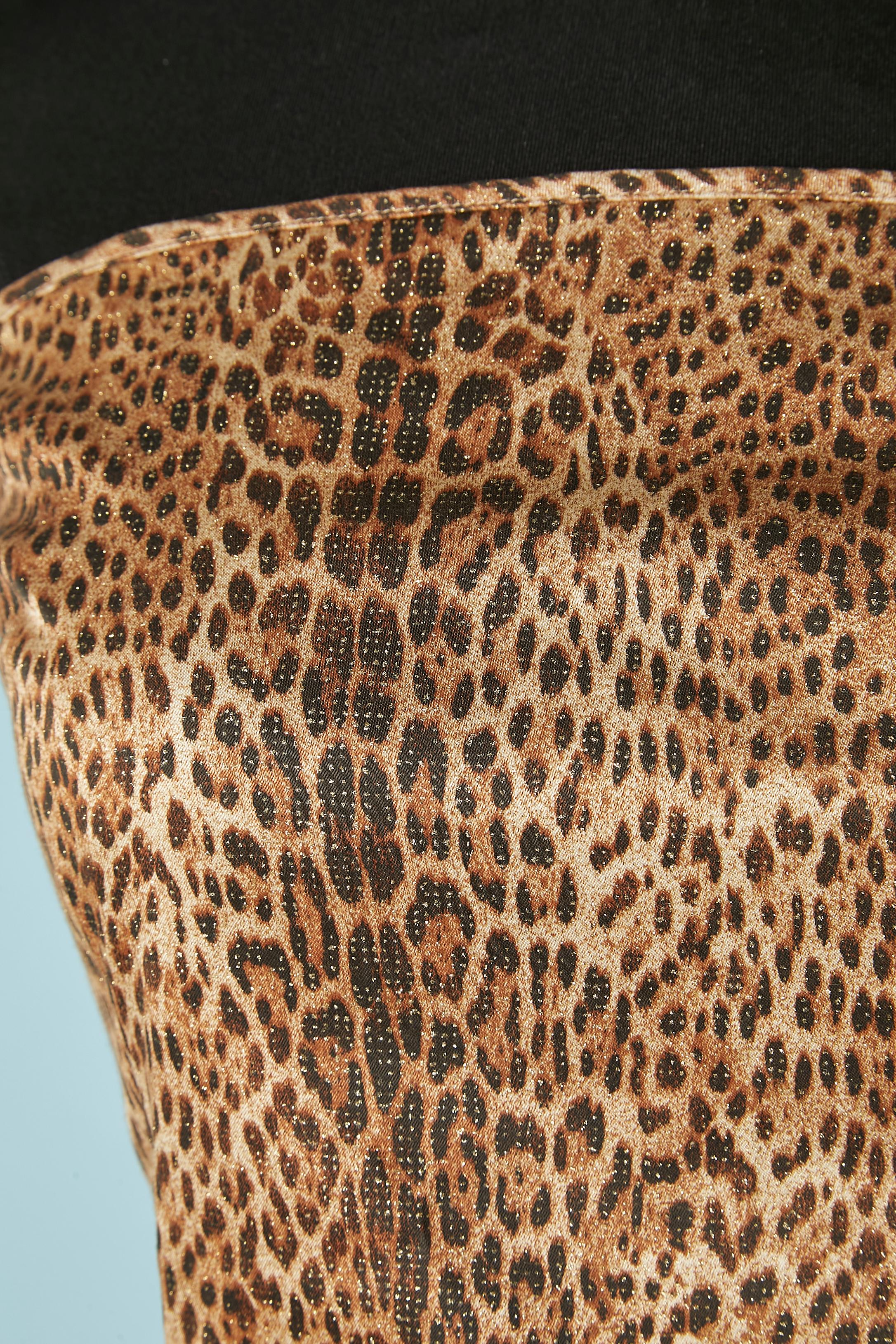 Bustier cocktail dress with leopard print and lurex thread. Fabric composition: 54% rayon, 43% cotton, 3% other fiber. No lining. Authenticity hologram . Zip on the left side and branded zip-puller.
SIZE 44 (It) 40 (Fr) 10 (Us) 