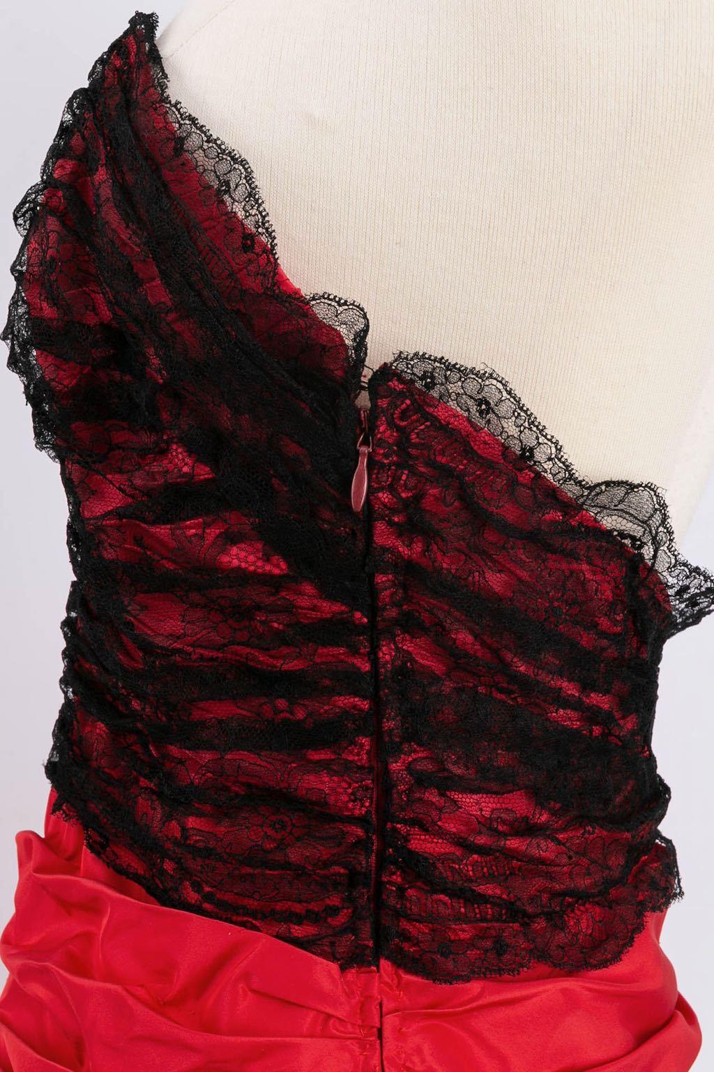 ANONIMO - Abito corto a bustier in taffetà di seta nera e pizzo. Nessuna firma. È stato realizzato seguendo un modello di Christian Lacroix. Senza composizione o cartellino della taglia, veste una taglia 36FR. 

Condizioni:
Buone condizioni, alcuni