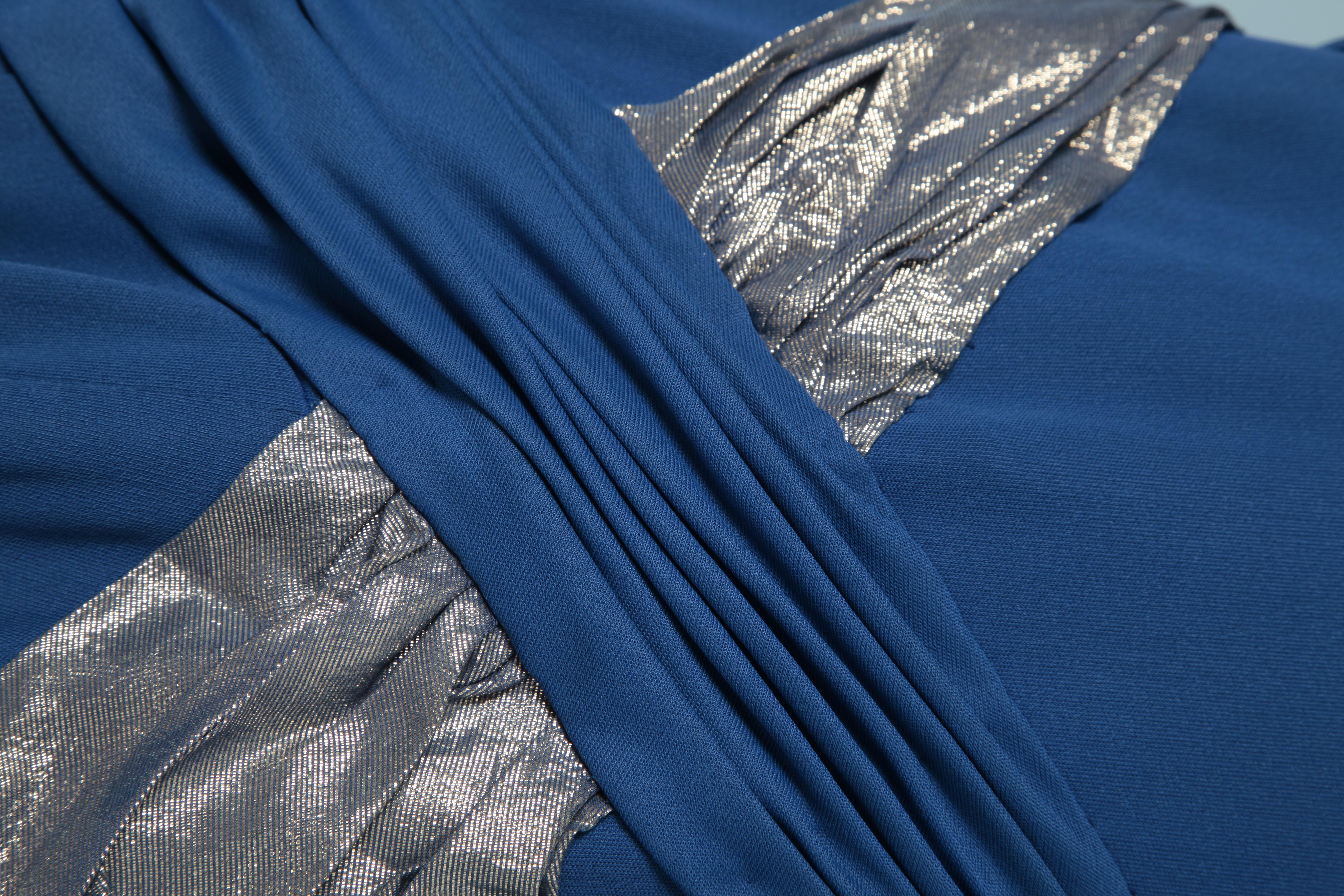 Bustier-Abendkleid aus blauem Jersey und Chiffon-Lamé drapiert Loris Azzaro  (Blau) im Angebot