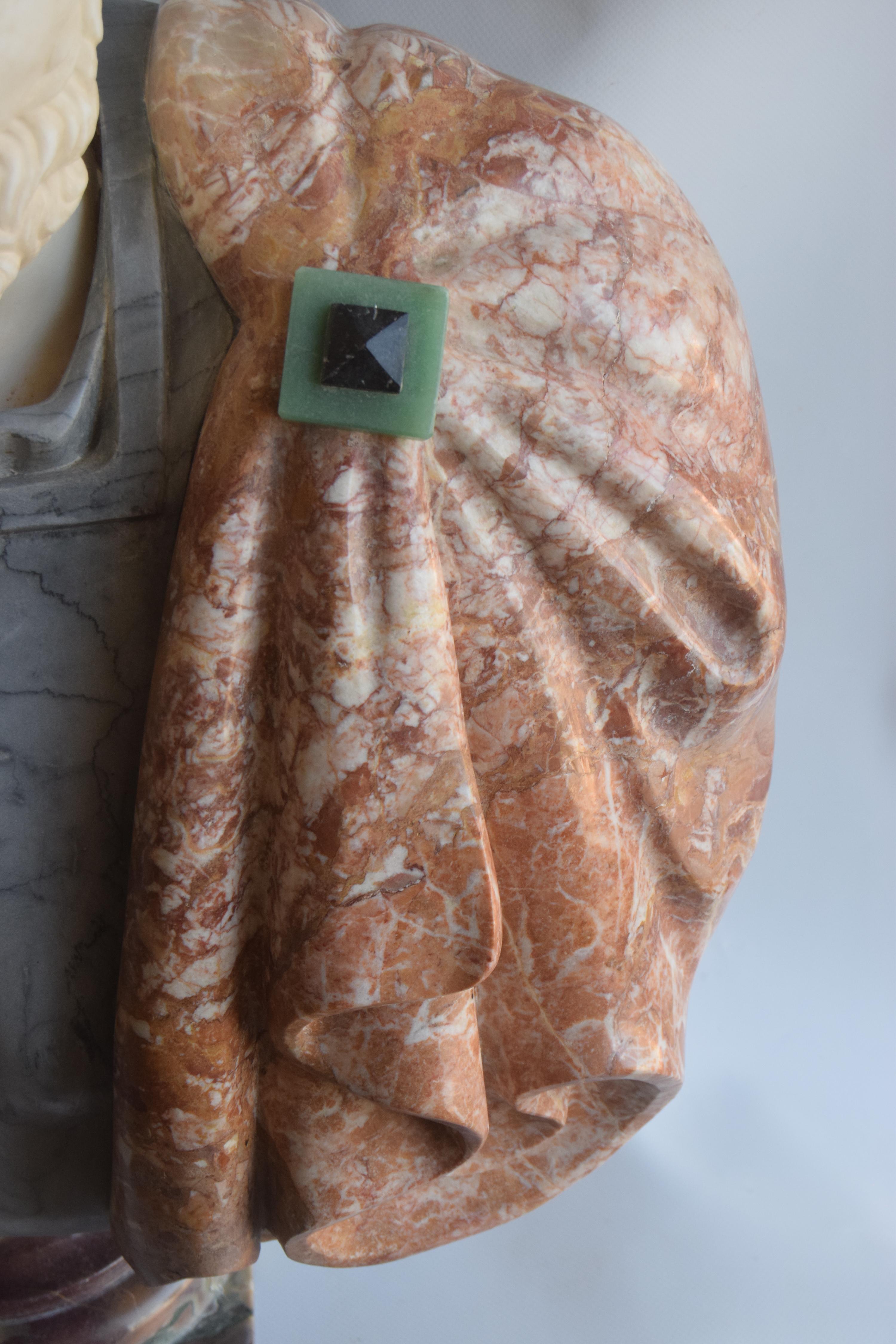 Buste d'Hadrien en marbre polychrome Excellent état - En vente à Tarquinia, IT