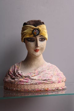 Busto Cartapesta e tessuto raffigurante una Donna Elegante Art Decò Francia 1920