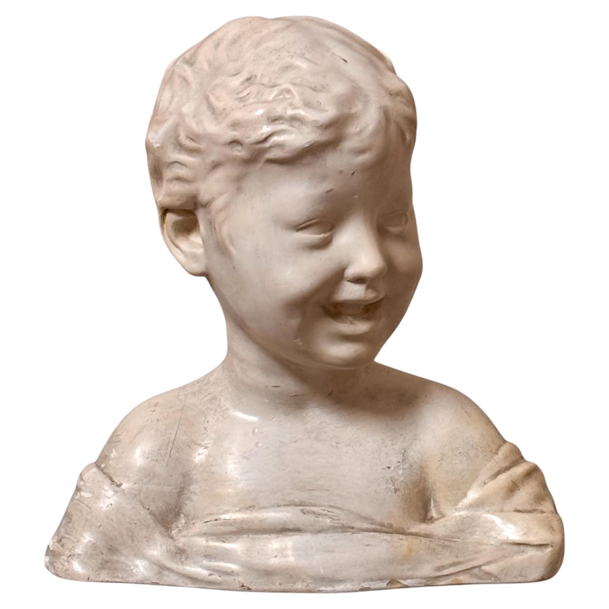 Busto de niño sonriente