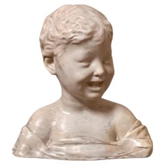 Busto de niño sonriente